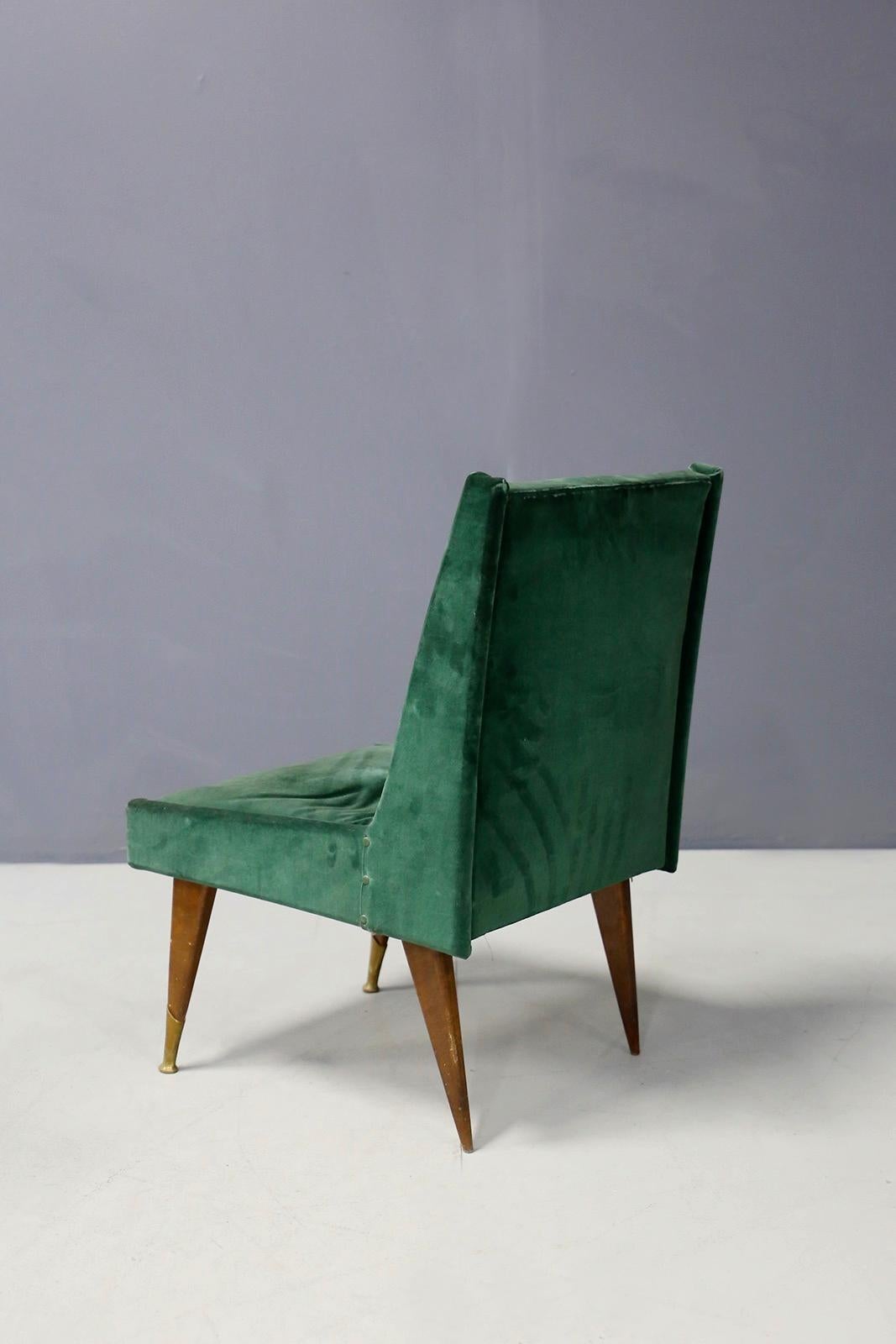 Pair of Italian armchairs designed by Carlo Pagano in 1950. The pair is in its original condition of the time. It is covered in green velvet of the time. Its feet are triangular in shape and at the front we see two brass tips. Its seat and back
