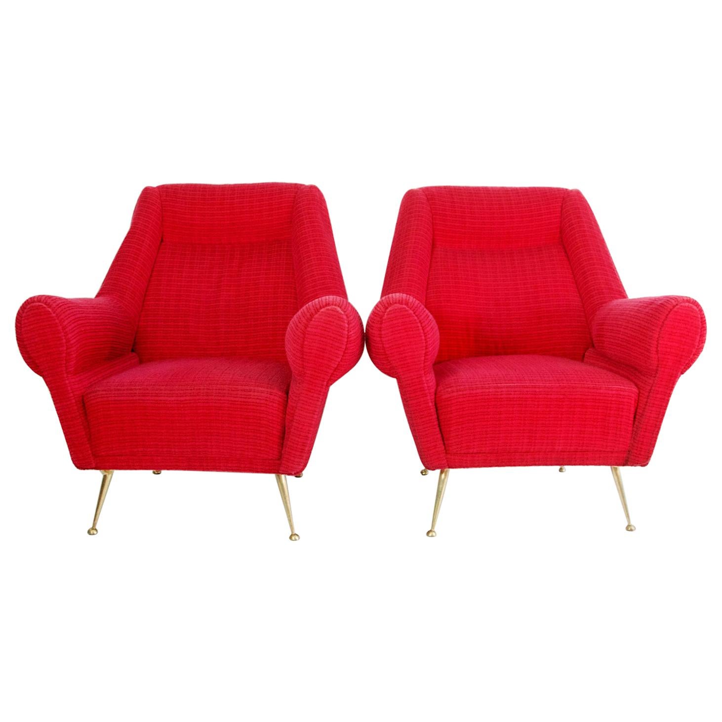 Une paire de fauteuils italiens conçus par Gigi Radice pour Minotti produit, circa 1950 avec le tissu original. Les pieds sont en laiton massif.