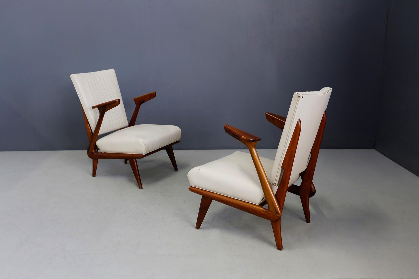 Beautiful pair of armchairs made by Giuseppe Scapinelli in 1950-1960. The structure of the armchair is in solid wood. The seat and backrest cover is in Sky White-ivory.
The padding is finely worked and is in good condition.
The peculiarity of the
