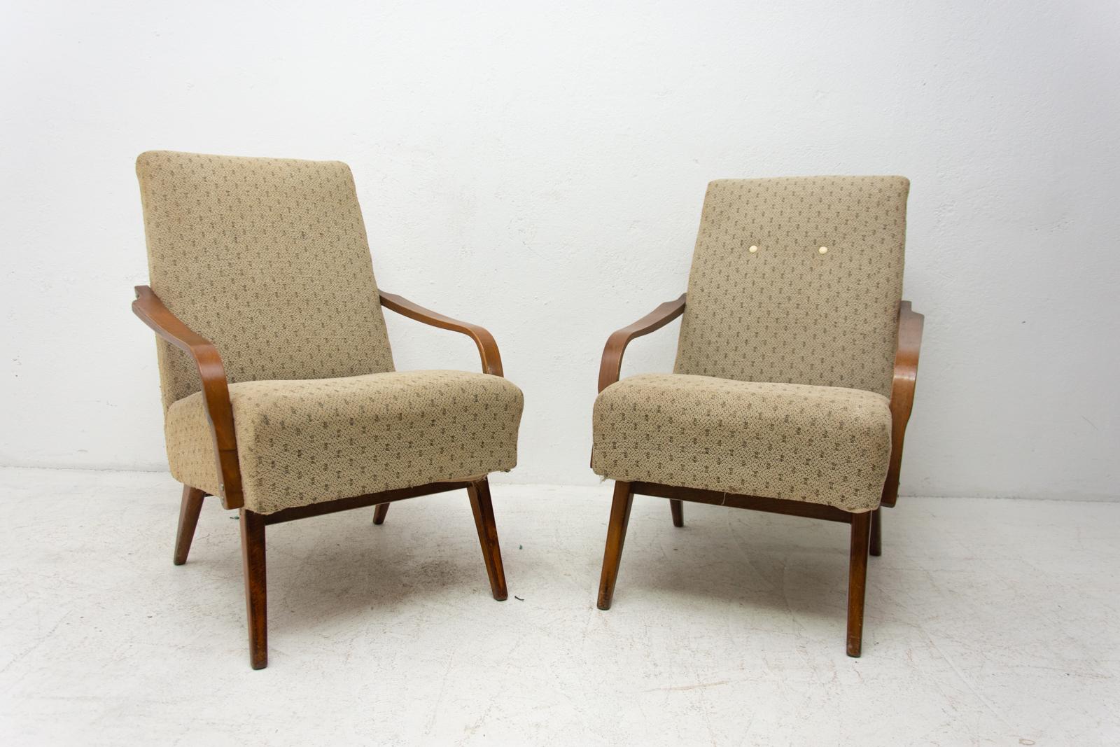 Ces fauteuils en bois courbé ont été conçus par Jaroslav Šmídek et fabriqués dans l'ancienne Tchécoslovaquie dans les années 1960.

Les chaises sont stables et confortables. Ils sont en bon état vintage, le rembourrage montrant des signes d'âge et