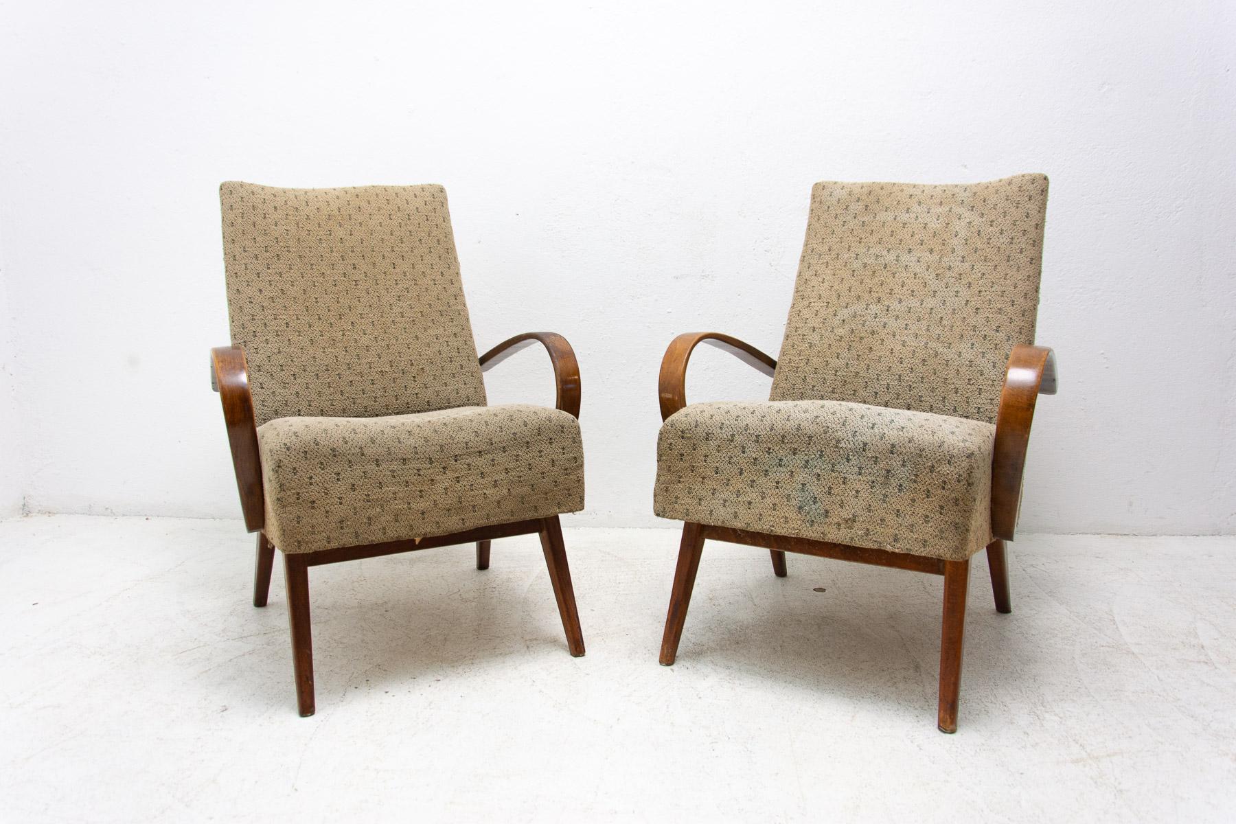 These bentwood armchairs were designed by Jaroslav Šmídek and made in the former Czechoslovakia in the 1960´s.

The chairs are stable. They are in good structure condition, the upholstery is in poor condition and needs to be reupholstered.

Made