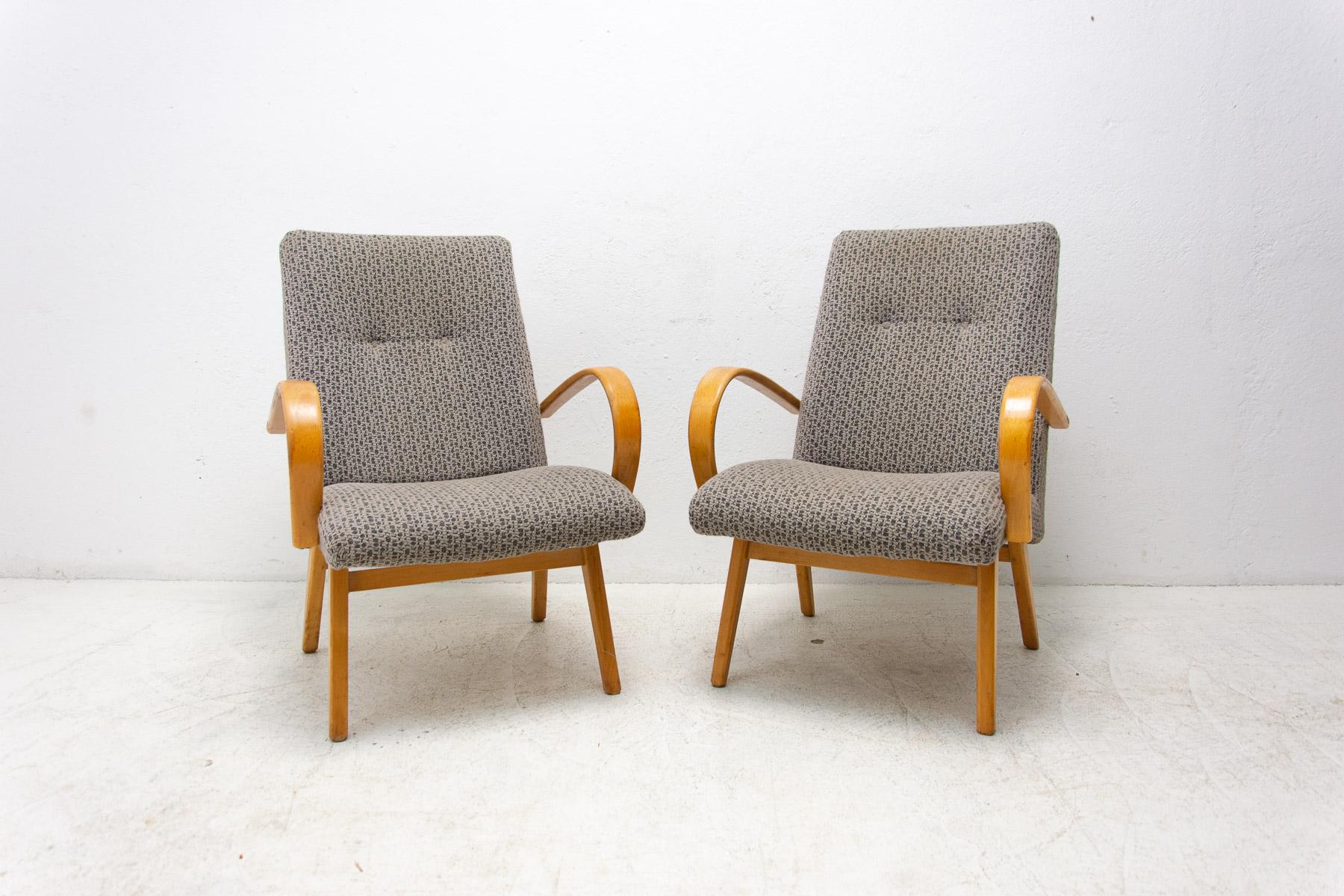 These bentwood armchairs were designed by Jaroslav Šmídek and made in the former Czechoslovakia in the 1960´s.

They are in very good Vintage condition, showing slight signs of age and using

Made of beech wood.

Price is for the pair.

 

Height: