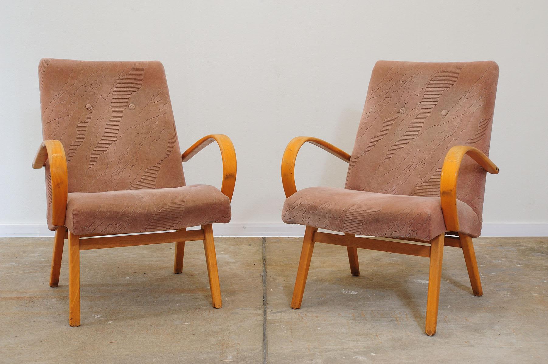 Ces fauteuils en bois courbé ont été conçus par Jaroslav Šmídek et fabriqués dans l'ancienne Tchécoslovaquie dans les années 1960.

Fabriqué en bois de hêtre et en tissu d'ameublement.

Les fauteuils sont solides et confortables. Il présente les