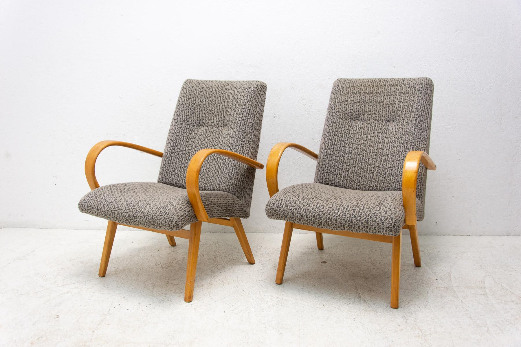 Pair of midcentury armchairs by Jaroslav Šmídek, 1960´s In Good Condition For Sale In Prague 8, CZ