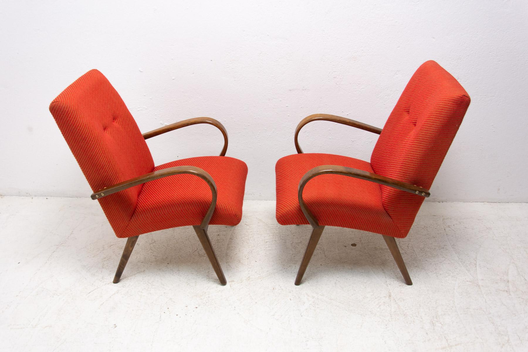 Tissu Paire de fauteuils du milieu du siècle par Jaroslav Šmídek, années 1970 en vente