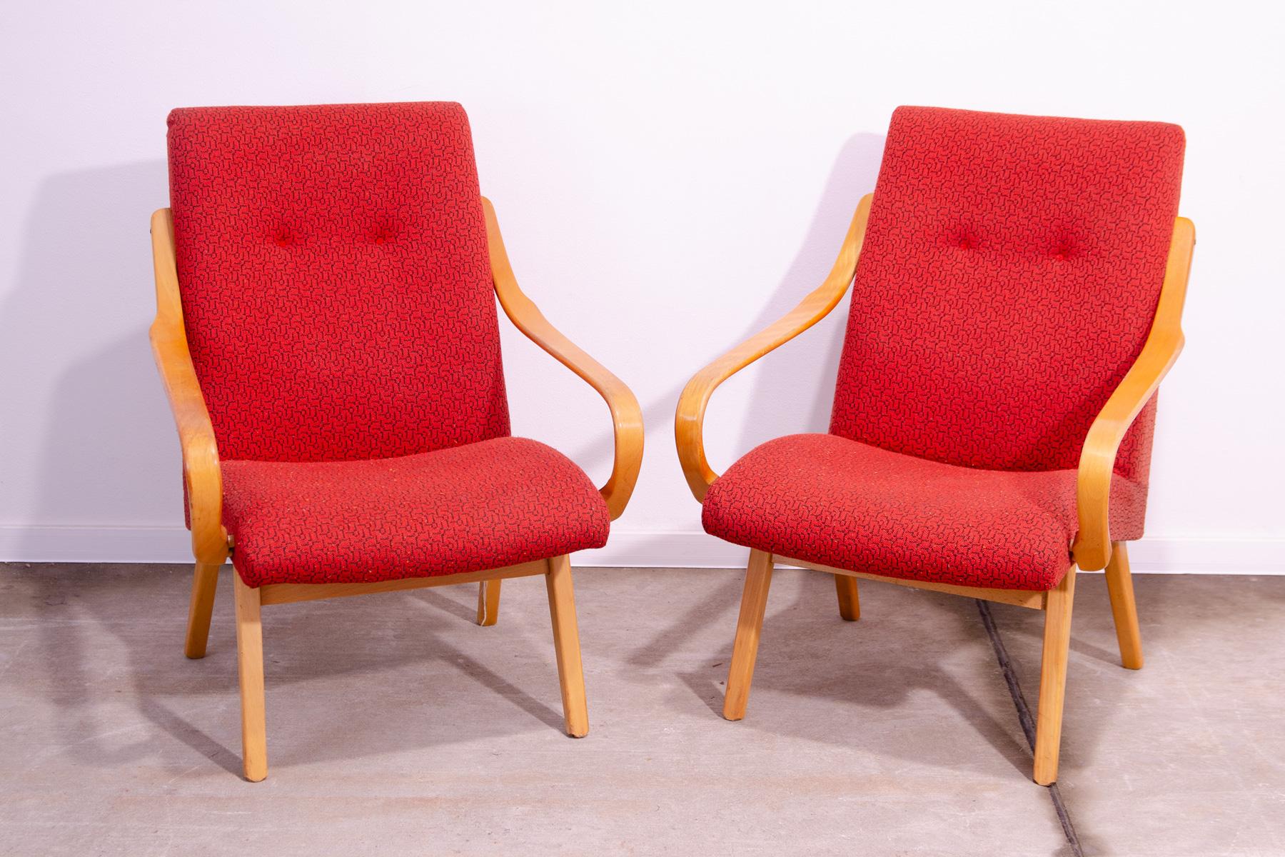 Ces fauteuils en bois courbé ont été conçus par Jaroslav Šmídek et fabriqués par la société Jitona dans l'ancienne Tchécoslovaquie dans les années 1960.

Les chaises sont stables et confortables. Ceux-ci sont en bon état Vintage, montrent de légers