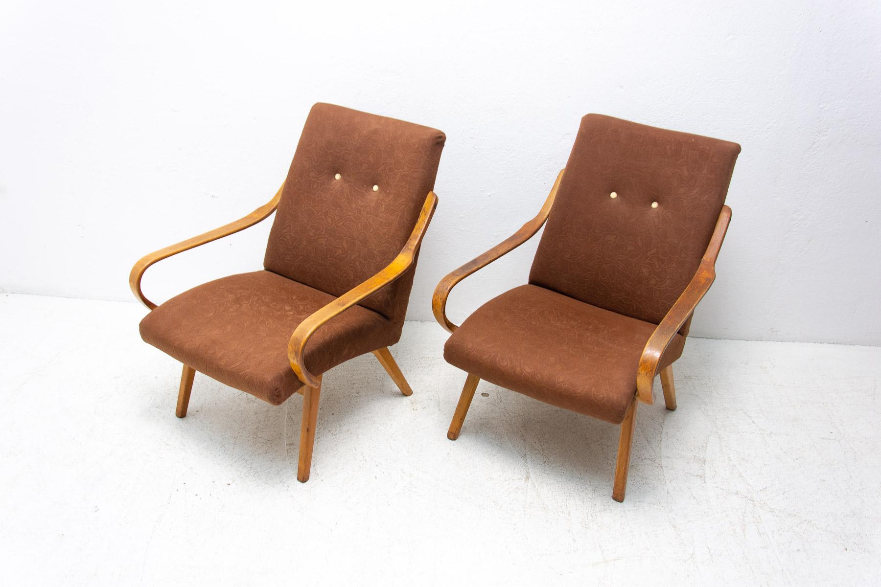 Bentwood Pair of Midcentury Armchairs by Jaroslav Šmídek for Jitona, 1960's For Sale