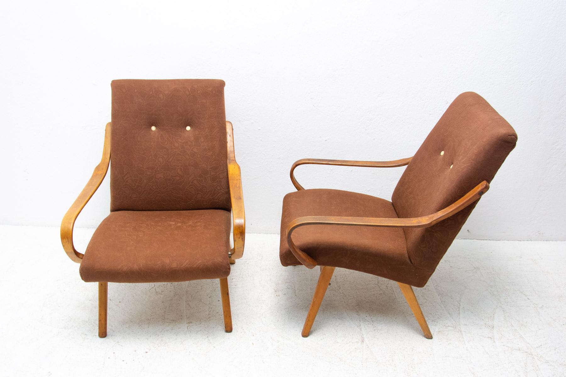 Pair of Midcentury Armchairs by Jaroslav Šmídek for Jitona, 1960's For Sale 1