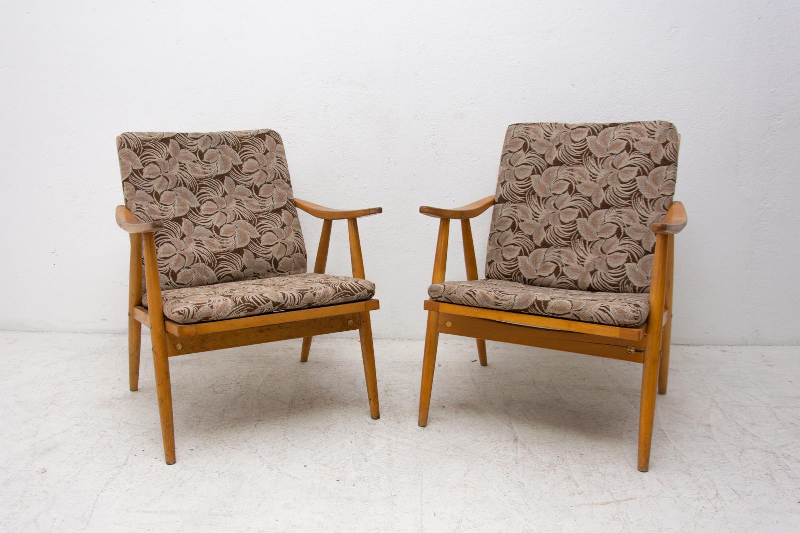 Ces fauteuils ont été conçus par Jaroslav Šmídek pour la société TON et fabriqués dans l'ancienne Tchécoslovaquie dans les années 1970. Ils sont fabriqués en bois de hêtre.

Les chaises sont stables et confortables, les ressorts sous le siège sont