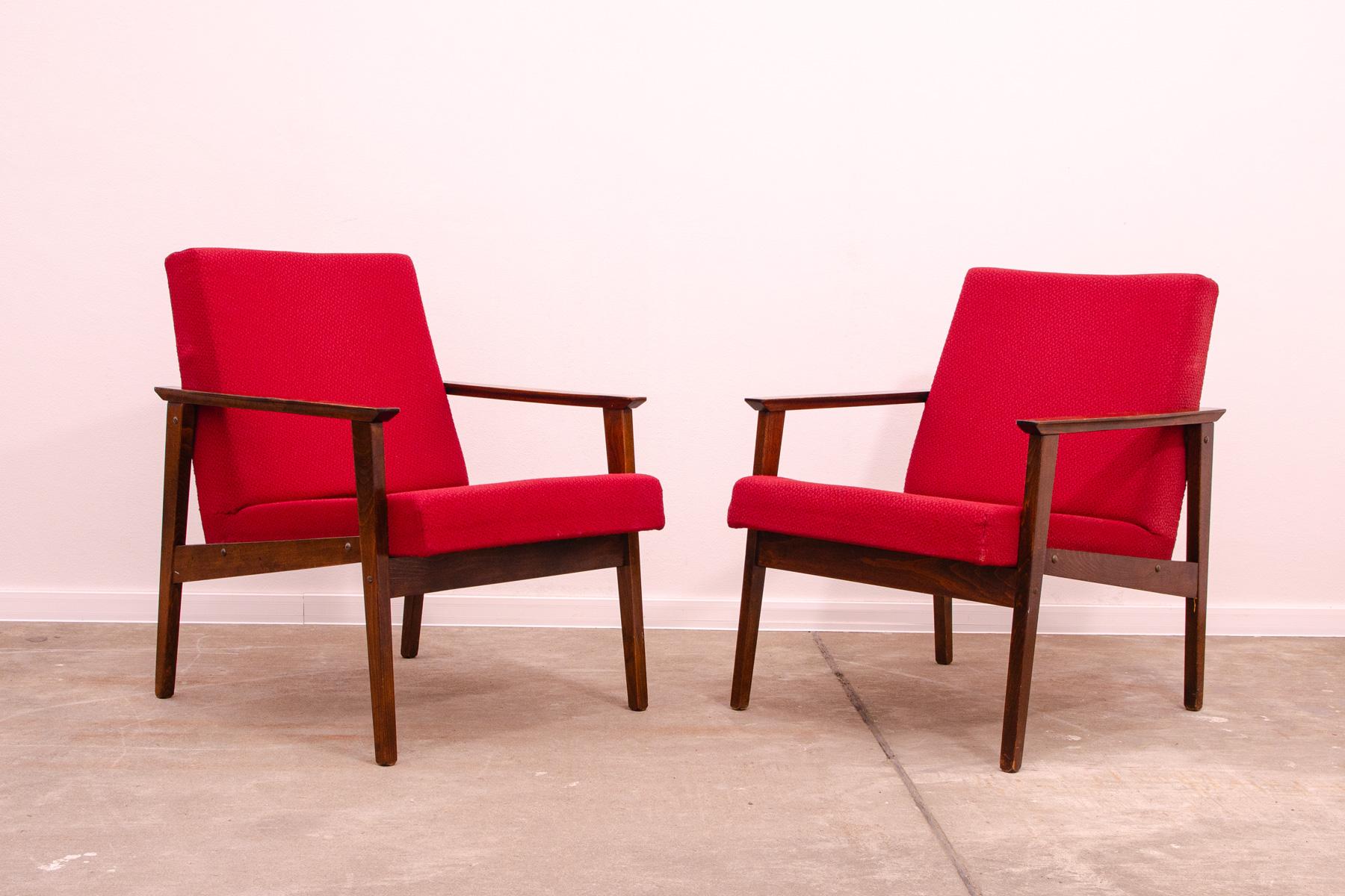 Diese Sessel aus der Mitte des Jahrhunderts wurden von Jaroslav Šmídek für die Firma TON entworfen und in der ehemaligen Tschechoslowakei in den 1970er Jahren hergestellt. Sie sind aus Buchenholz gefertigt.

Die Stühle sind stabil und bequem, die
