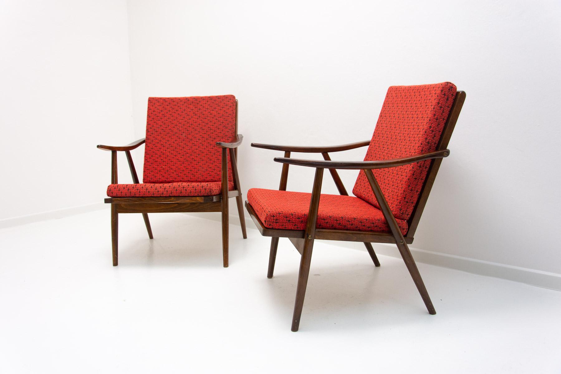 Paar Sessel aus der Jahrhundertmitte von Jaroslav Šmídek für Ton, 1970er Jahre (Stoff) im Angebot