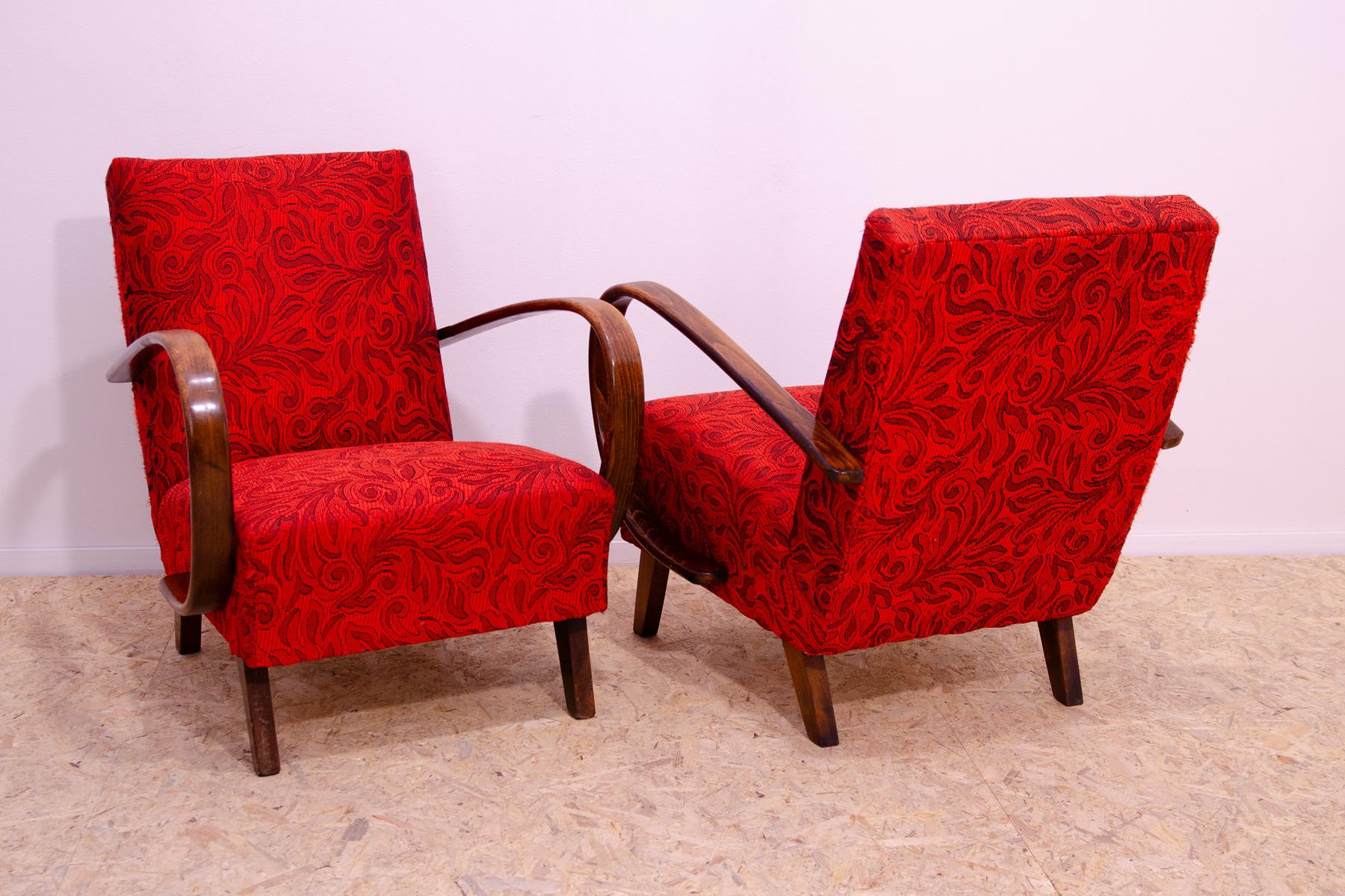 Paire de fauteuils du milieu du siècle par Jindřich Halabala, années 1950 en vente 8