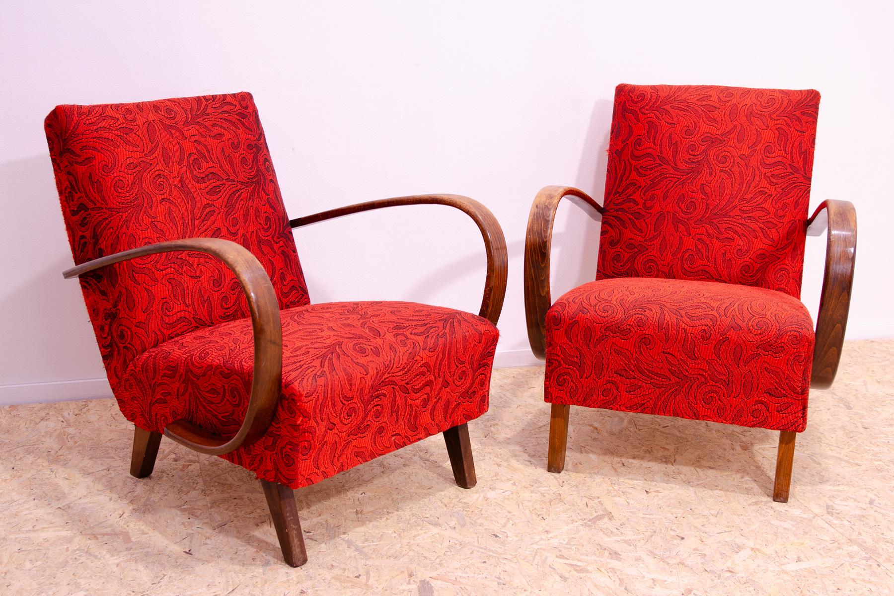 Ces fauteuils en bois courbé du milieu du siècle ont été conçus par Jindřich Halabala et fabriqués dans l'ancienne Tchécoslovaquie dans les années 1950.

Ils sont en très bon état Vintage By, présentant de légers signes d'âge et