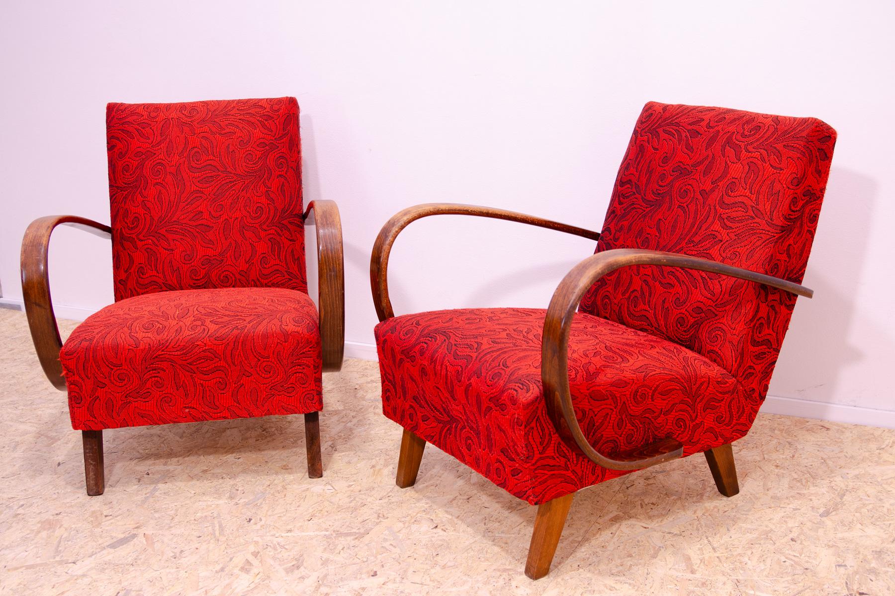 20ième siècle Paire de fauteuils du milieu du siècle par Jindřich Halabala, années 1950 en vente