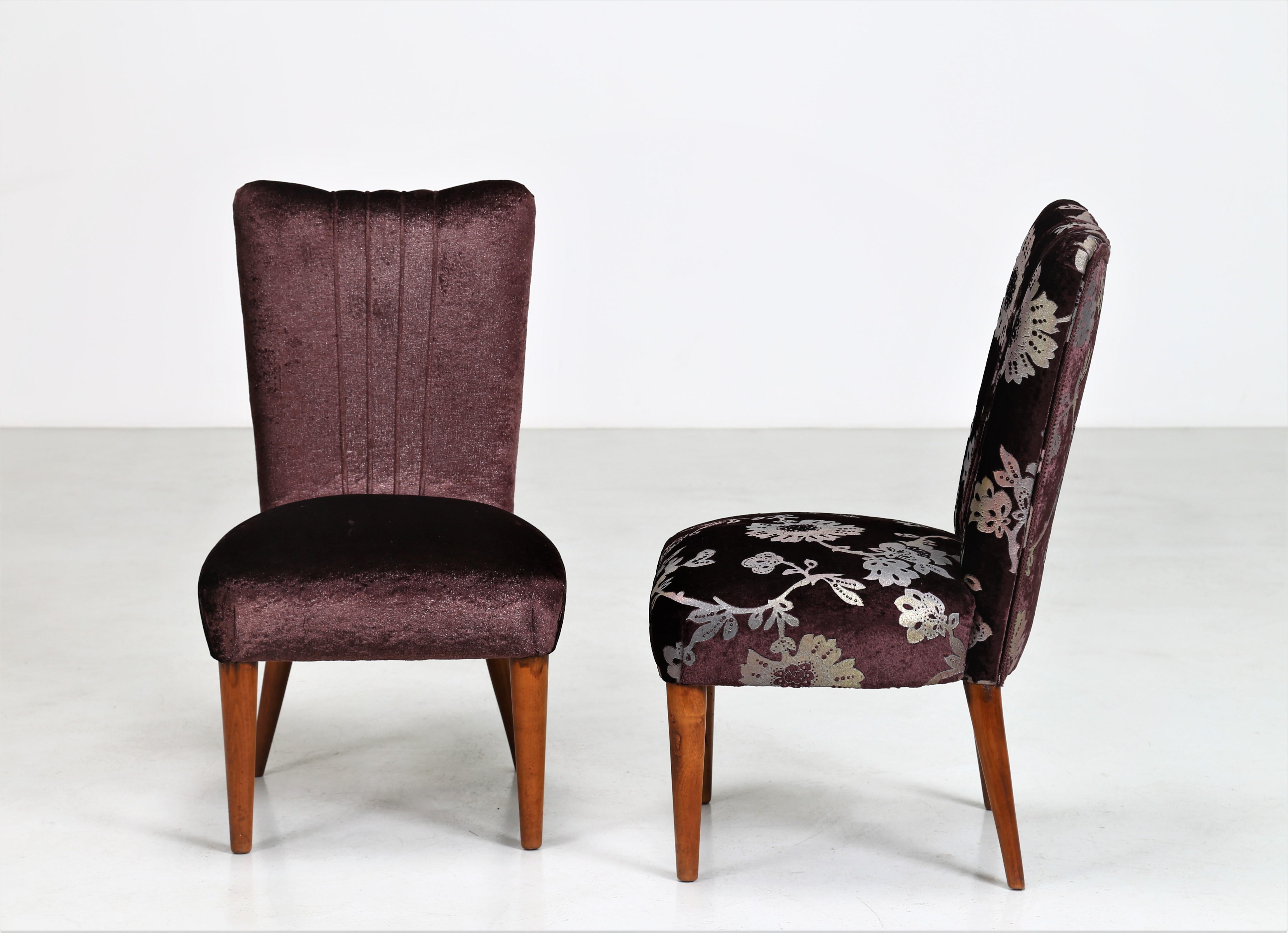 Pair of armchairs by designer Osvaldo Borsani, 1950 for ABV Arredamenti Borsani-Varedo. The armchairs still have the original fabric of the time and are upholstered in aubergine velvet in two different ways. The first is all in dark burgundy velvet,