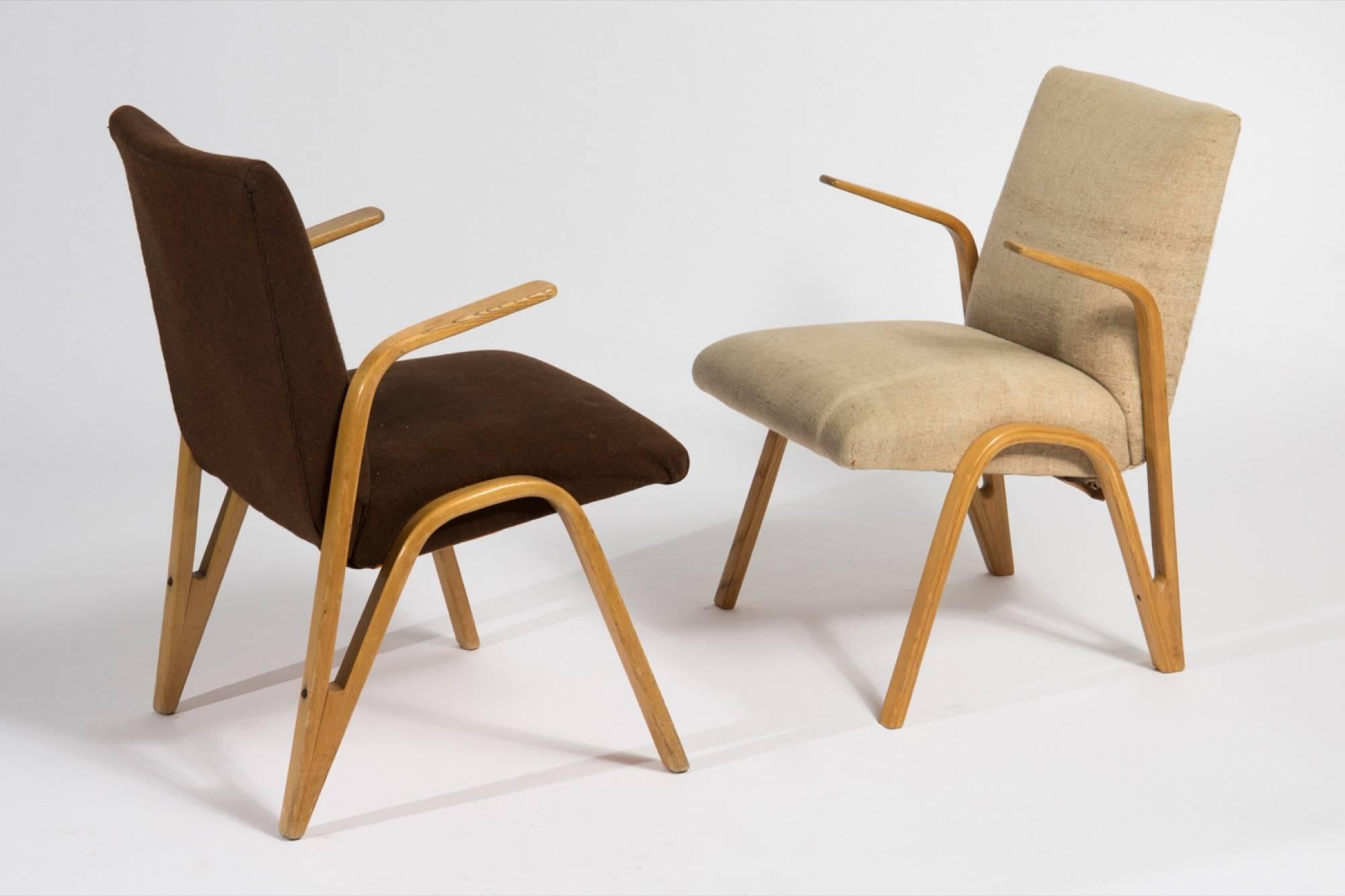 Paire de fauteuils/chaises de cocktail du milieu du siècle dernier par Paul Bode pour la Deutsche Federholzgesellschaft (Société allemande de bois de printemps), vers 1955, en contreplaqué moulé, recouvert d'un revêtement brun et beige.