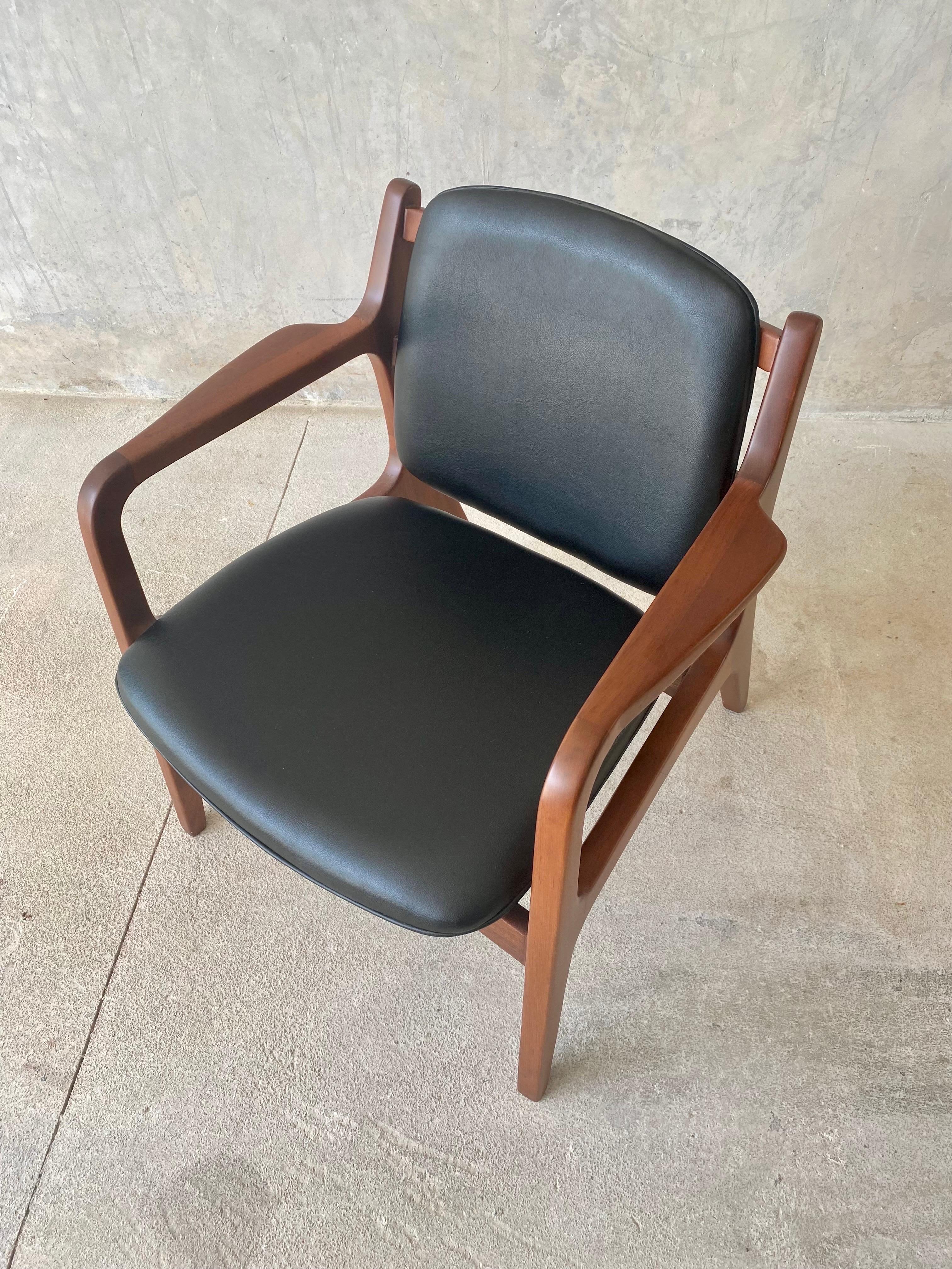 Set of 2 pieces of armchairs created in the mid-century period in Mexico, made of restored mahogany wood and renewed vegan leather upholstery following the same design as the original piece. Created by Michael Van Beuren as an occasional armchair