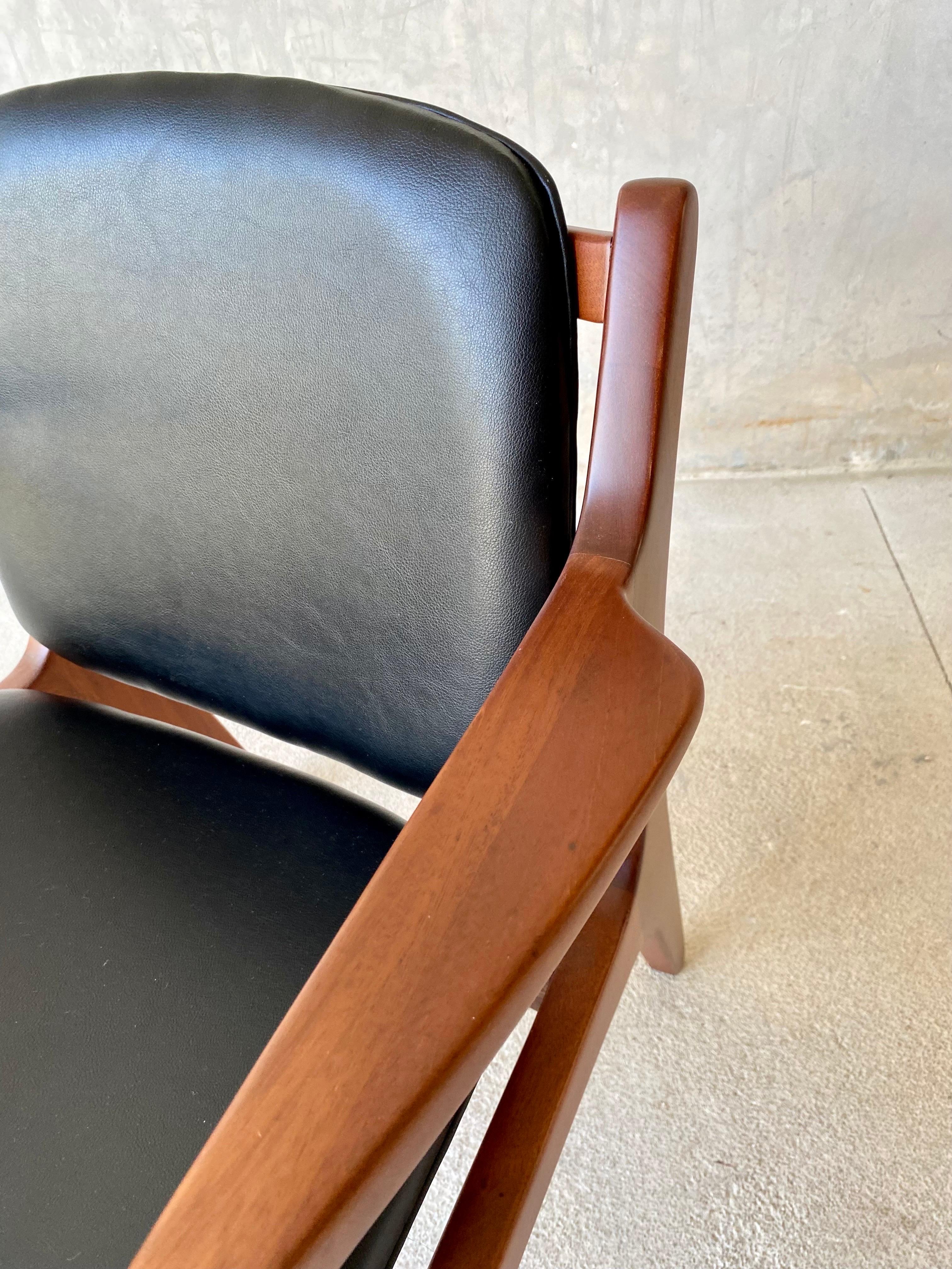 Mid-Century Modern Pair of Midcentury Armchairs by Van Beuren For Sale