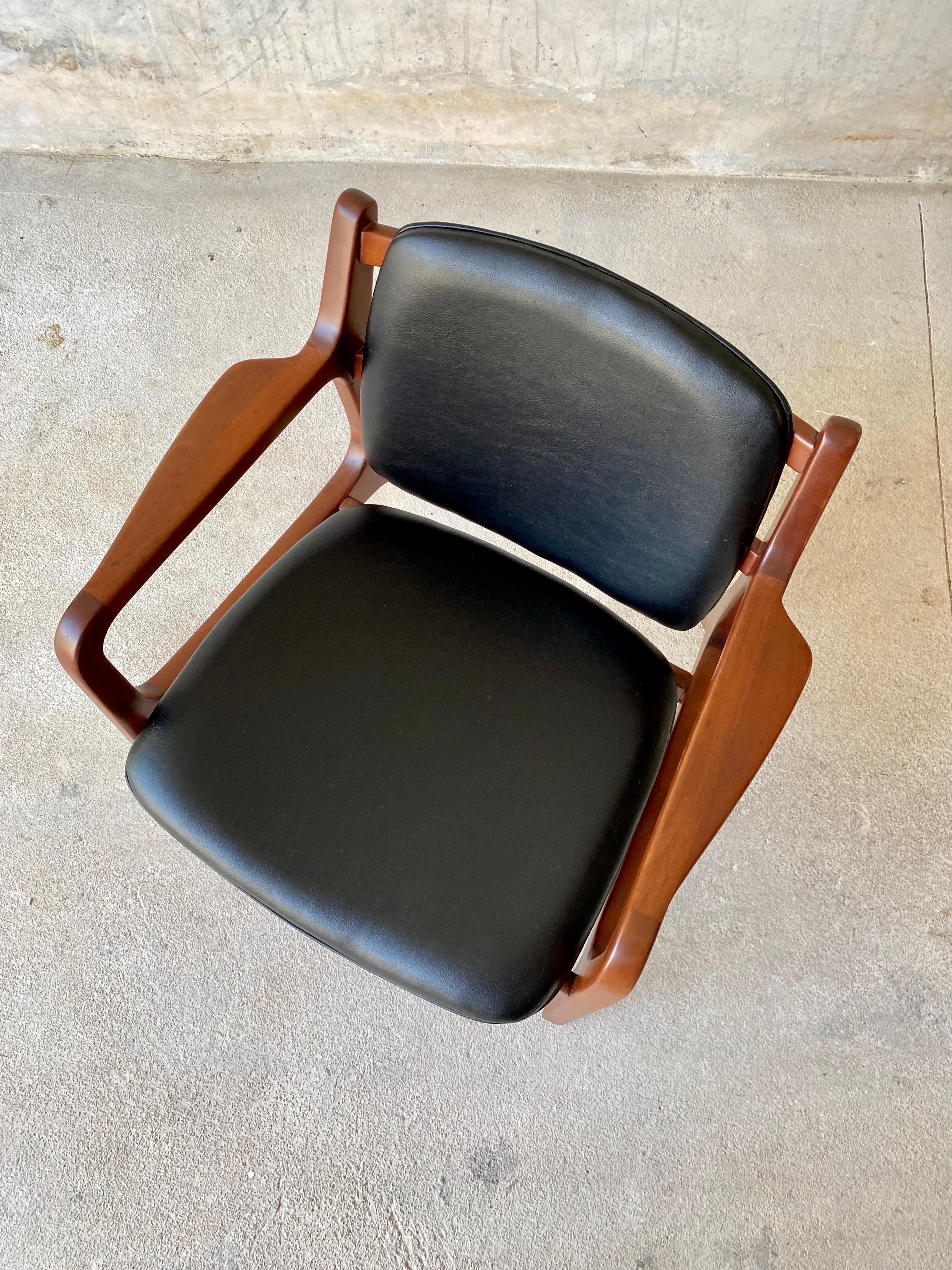 Mid-Century Modern Pair of Midcentury Armchairs by Van Beuren For Sale