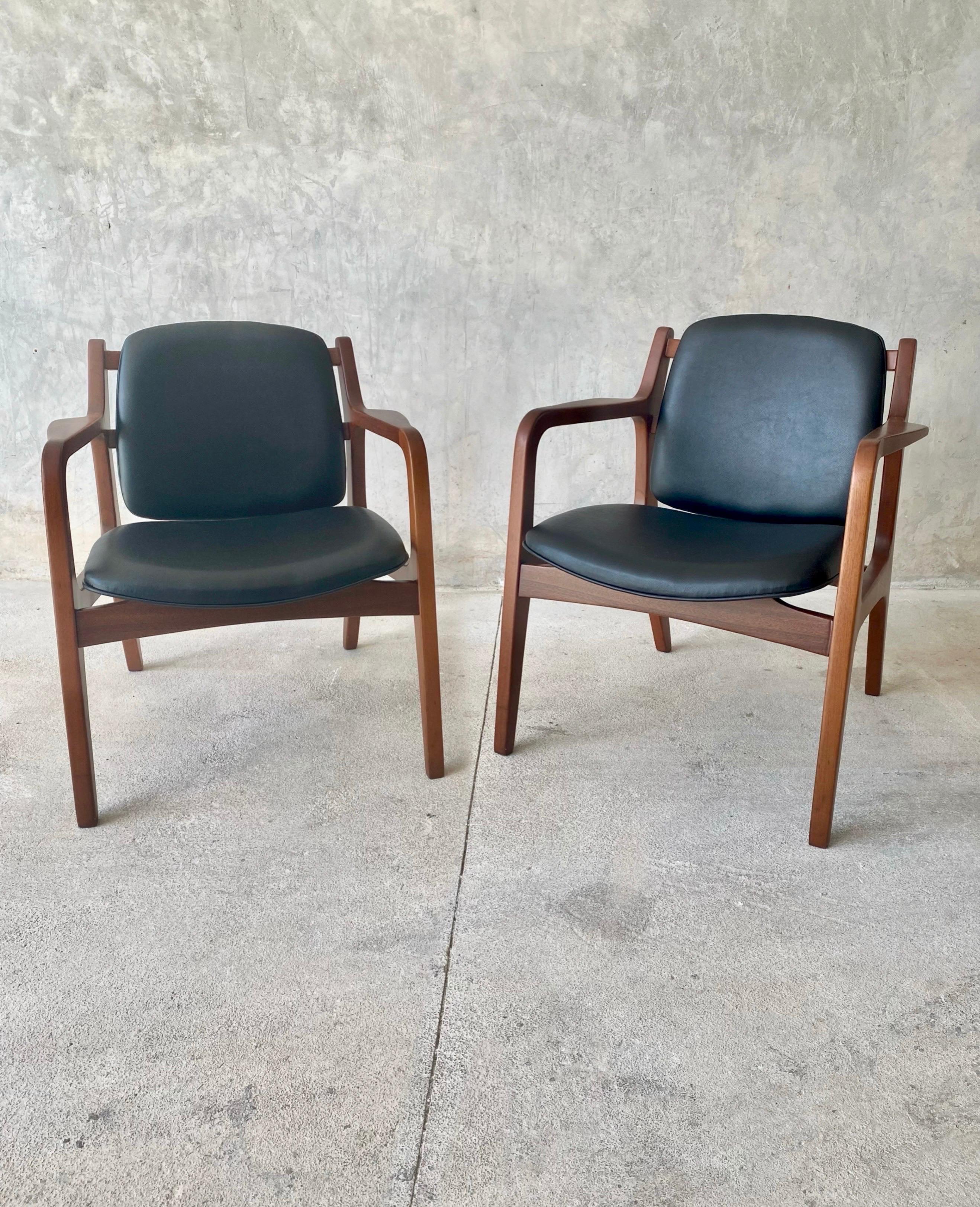 Mexican Pair of Midcentury Armchairs by Van Beuren For Sale