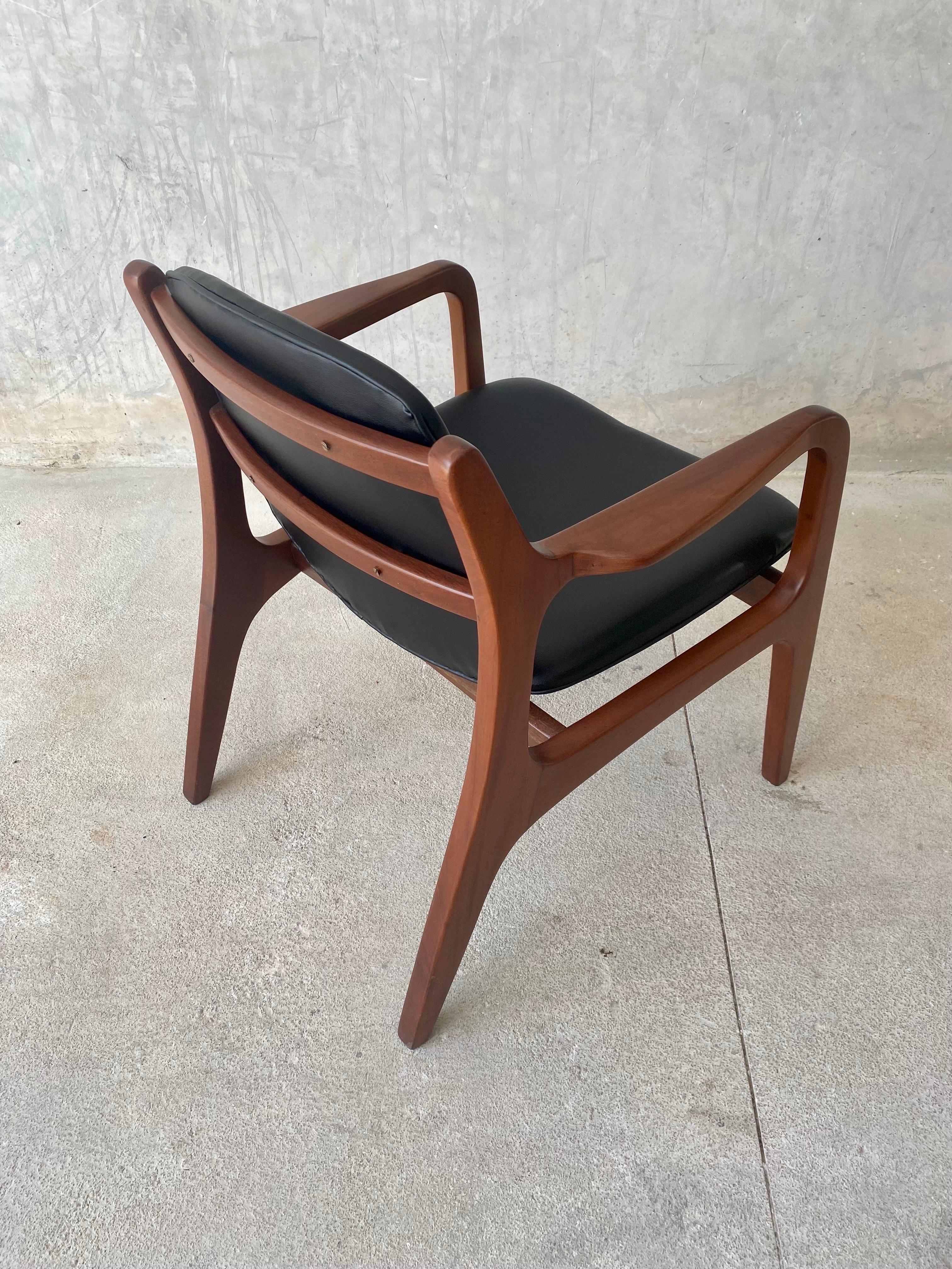 Pair of Midcentury Armchairs by Van Beuren In Excellent Condition For Sale In Mérida, Yucatan