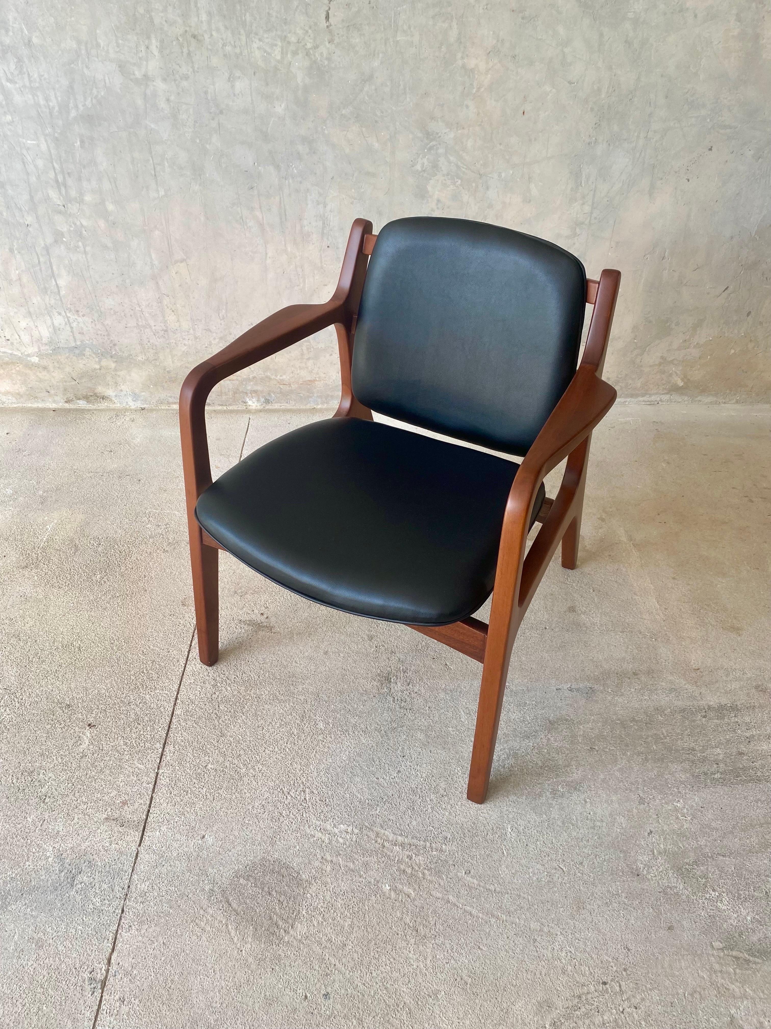 20th Century Pair of Midcentury Armchairs by Van Beuren For Sale