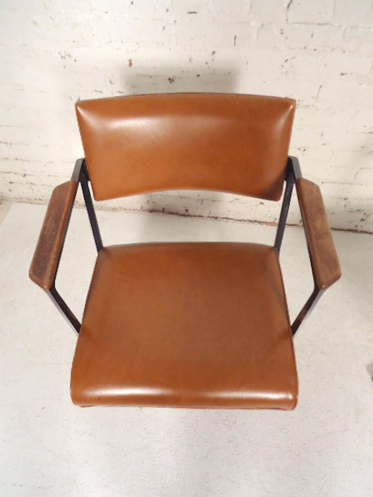 Mid-Century Modern Pair of Midcentury Armchairs