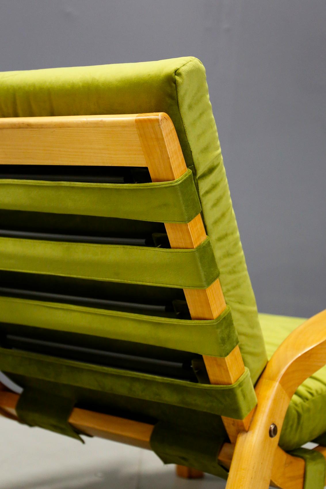 Elegantes Sesselpaar von Gustavo Pulitzer und Giorgio Lach aus dem Jahr 1935. Die Sessel sind aus robustem Kirschbaumholz in Form einer Welle gefertigt. Die Struktur, die das Gewicht des Gastes trägt, ist der Stoff aus Lamellen in Samtstreifen und