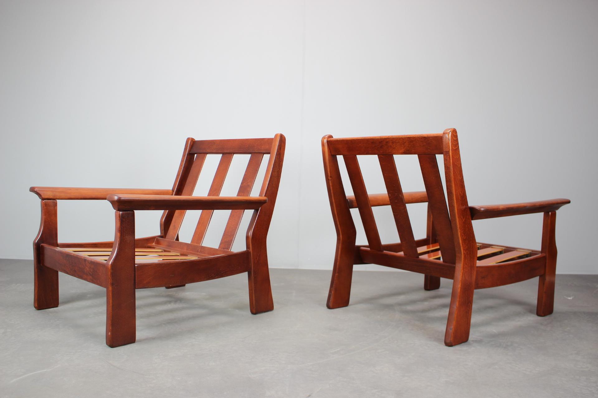 
De madera, 
Muestra signos de uso
Buen estado original
Tras la limpieza, se aplicó a la madera un aceite orgánico especial en mahagon
Sin cojín. Previo acuerdo, podemos fabricarlo según tus deseos: color, altura, etc.