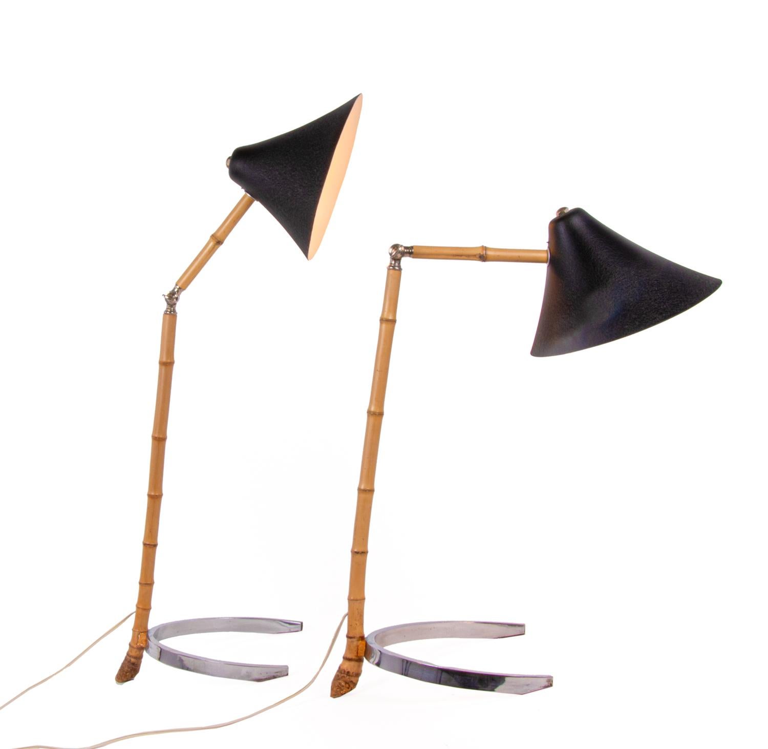 Ikonisches Paar von Tischlampen aus der Mitte des Jahrhunderts, wahrscheinlich aus den Werkstätten von Carl Auböck, J. T. Kalmar oder Rupert Nikoll in Wien, Österreich. 

Die Lampen bestehen aus gelenkigen Bambusstäben, haben verchromte Hufeisenfüße