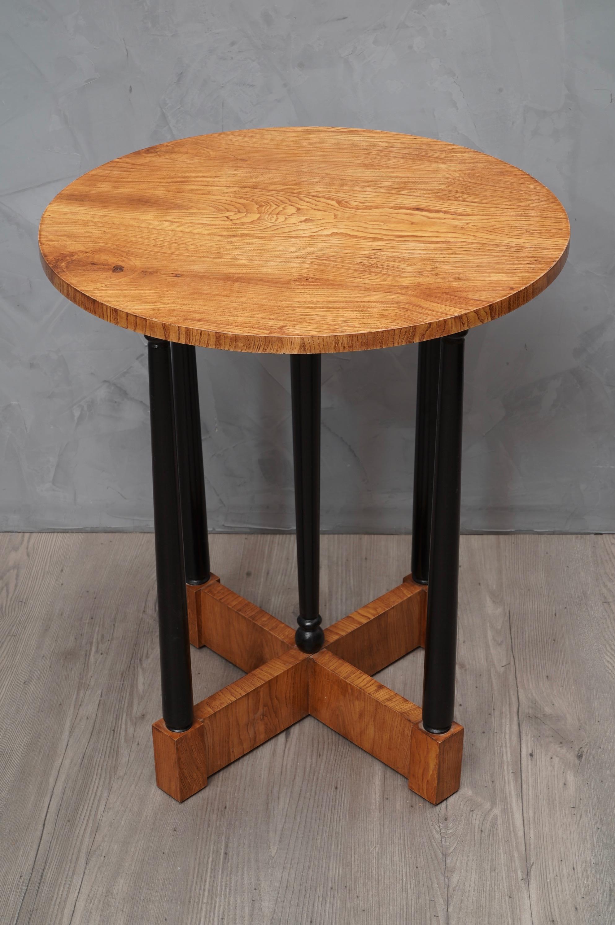 Fantastic tables due to the use of uncommon materials. A warm yellow patina perfectly matches the 5 black lacquered legs.

Top all veneered in ashwood of round design, of fine thickness. The legs are four in wood polished in black shellac. These