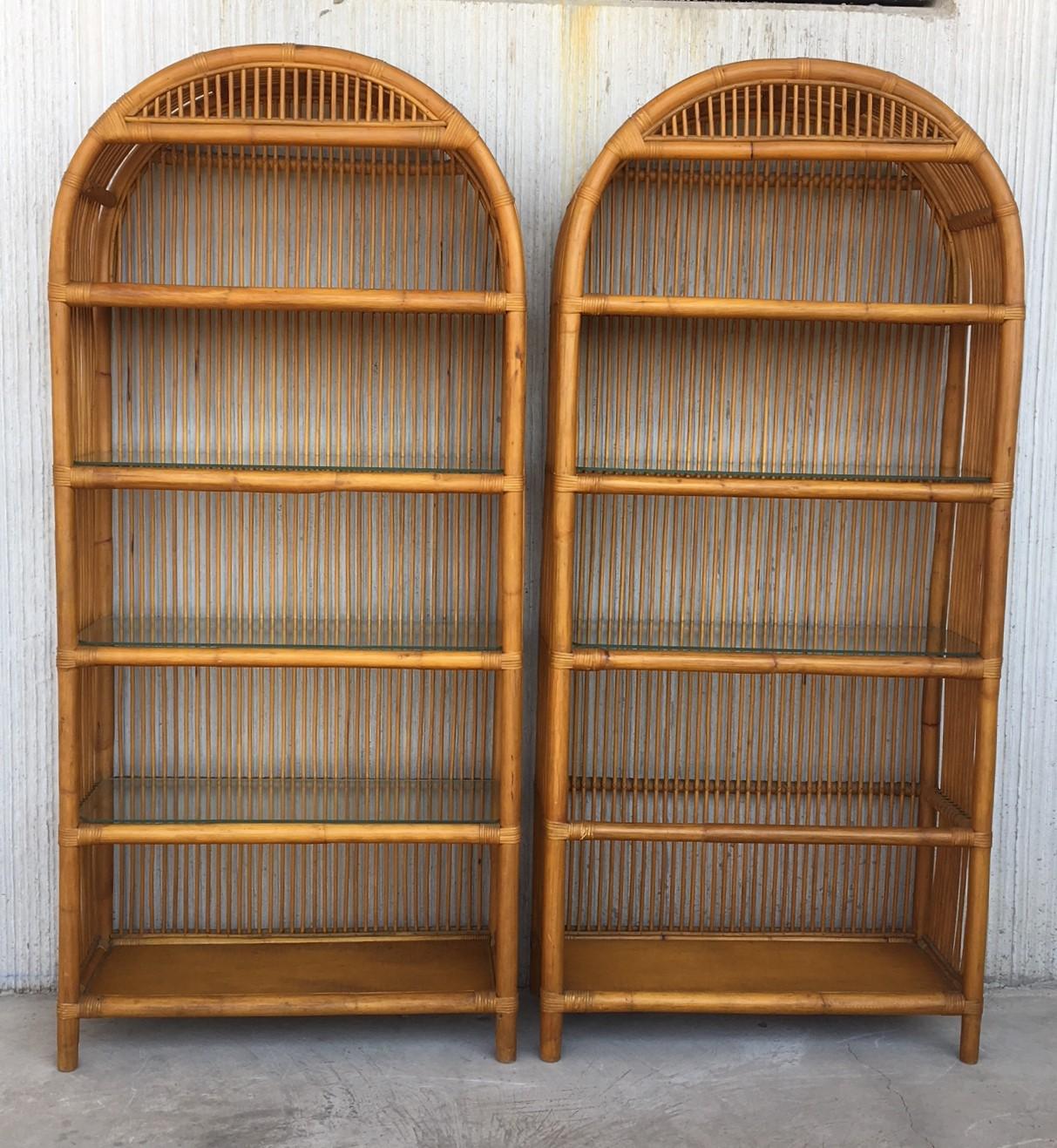 Pair of midcentury bamboo and glass bookcase étagères, in the style of Maison Baguès.

Handsome bamboo with four glass shelves and one in bamboo, in the style of Maison Baguès. French, circa 1960.

Gap between shelves: 24.80in.


 