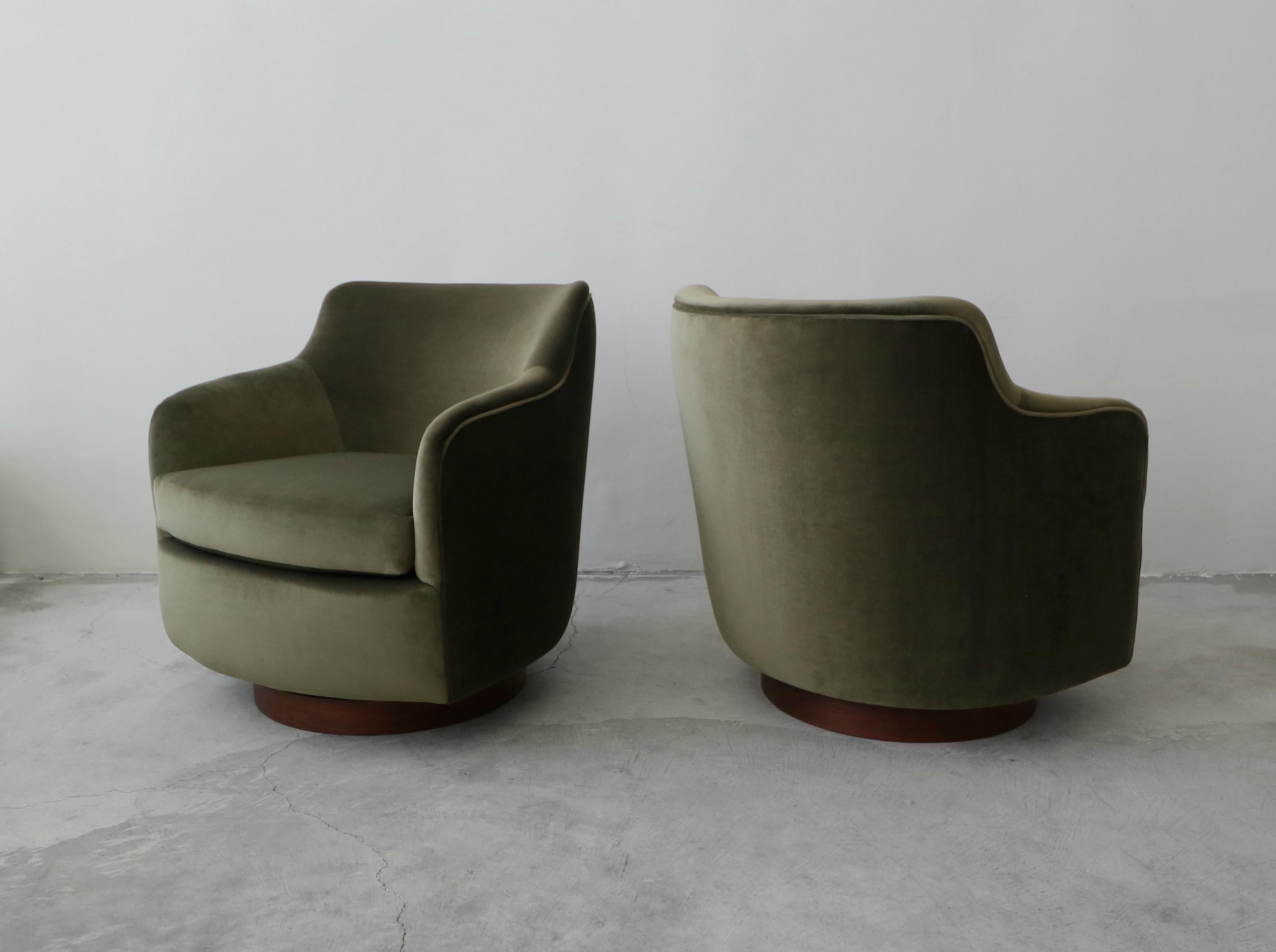 Mid-Century Modern Pair of Midcentury Barrel Back Swivel Chairs by Dunbar