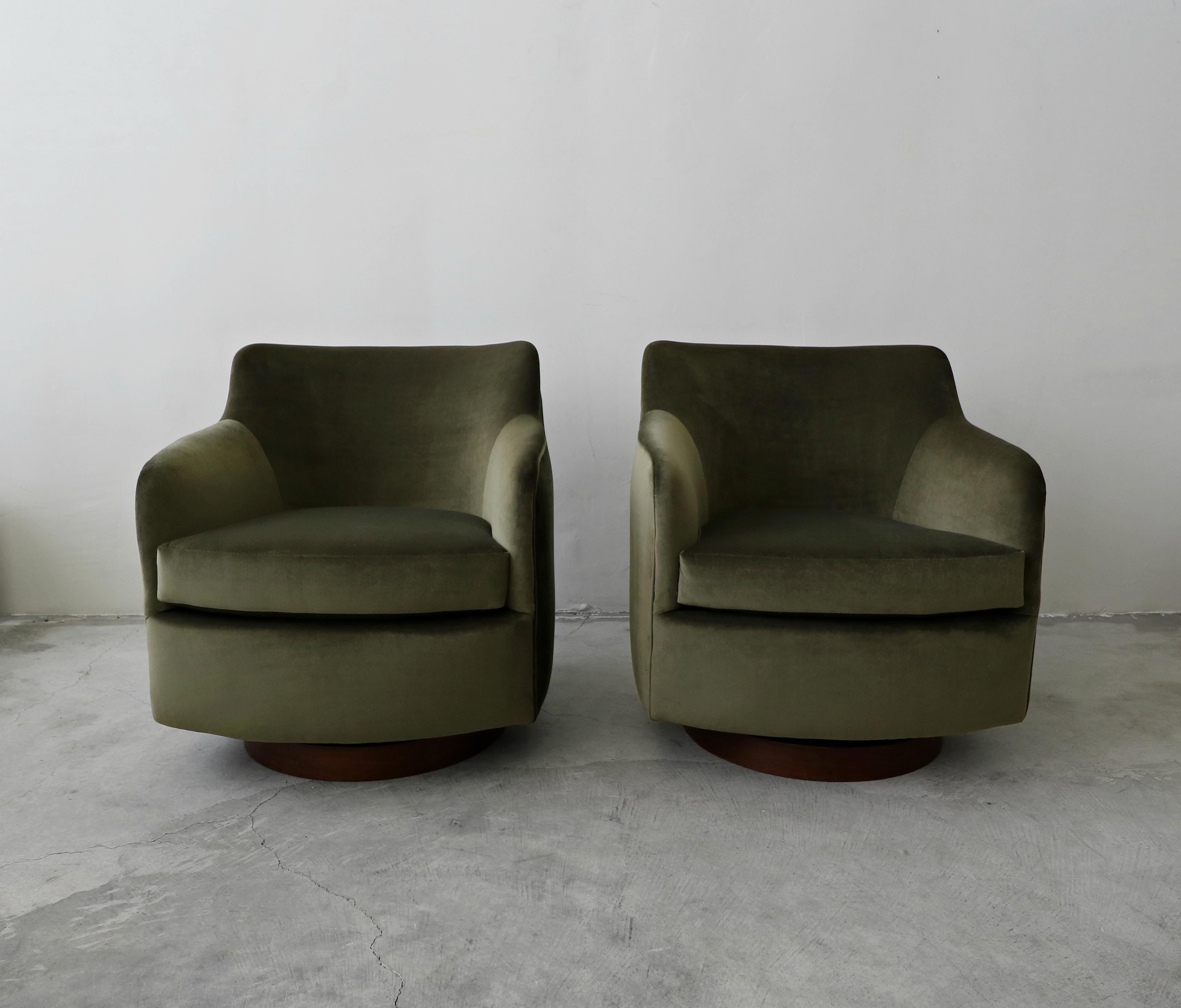 Pair of Midcentury Barrel Back Swivel Chairs by Dunbar In Good Condition In Las Vegas, NV