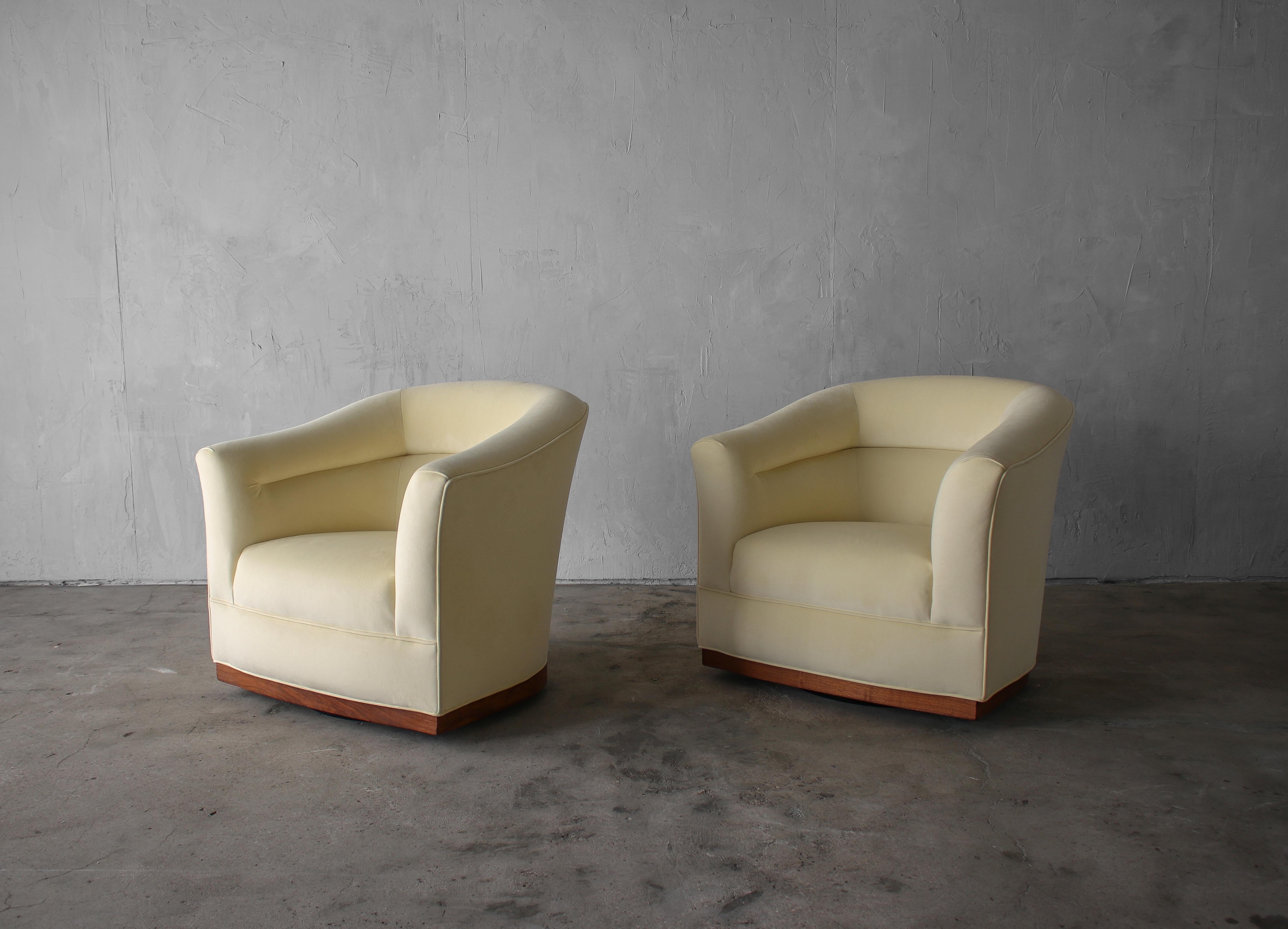 Mid-Century Modern Pair of Midcentury Barrel Back Swivel Chairs
