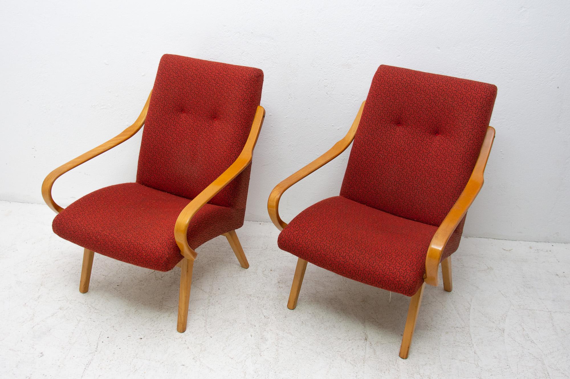 Fabric Pair of Midcentury Bentwood Armchairs by Jaroslav Šmídek, 1960s For Sale