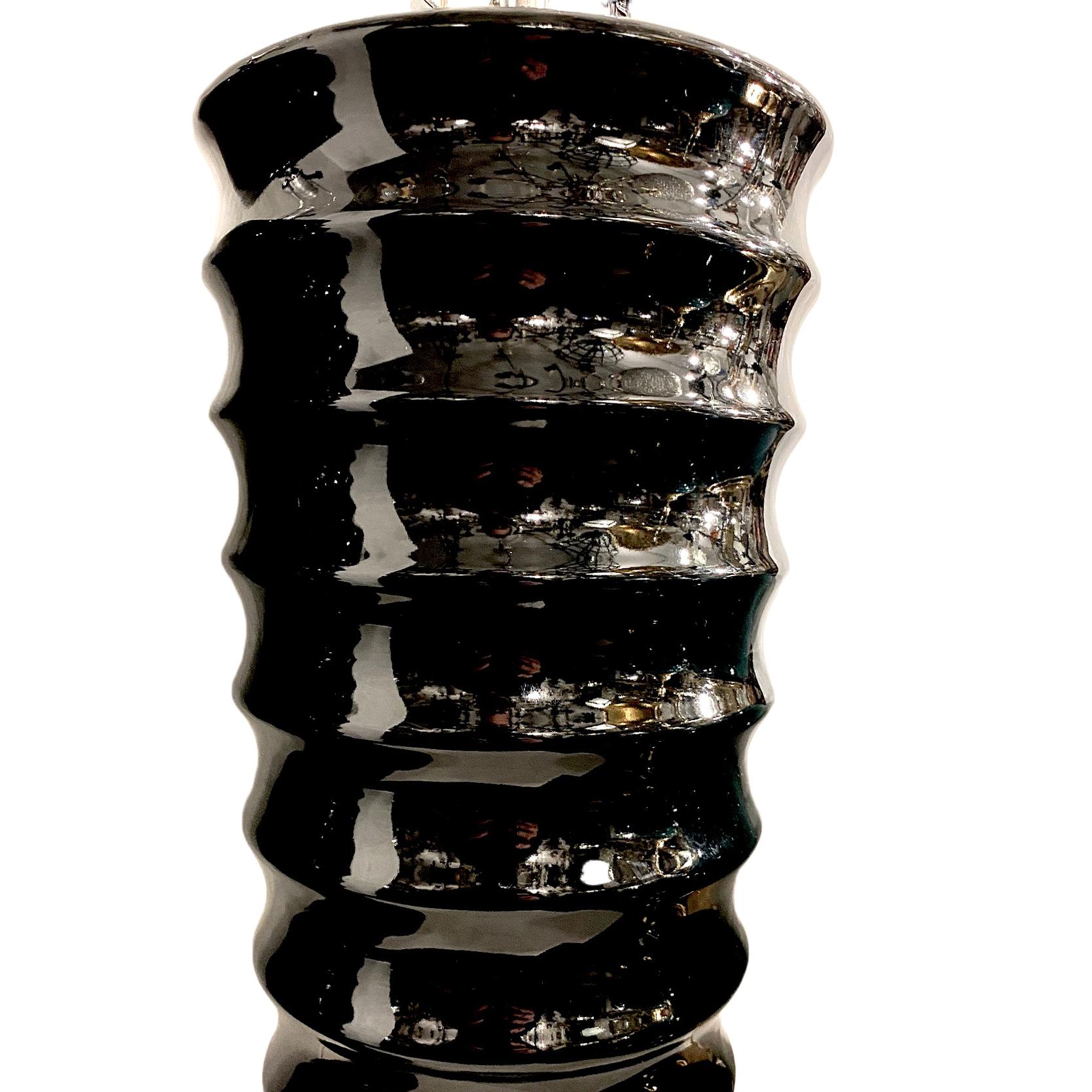 Vernissé Paire de lampes en porcelaine noire du milieu du siècle dernier en vente