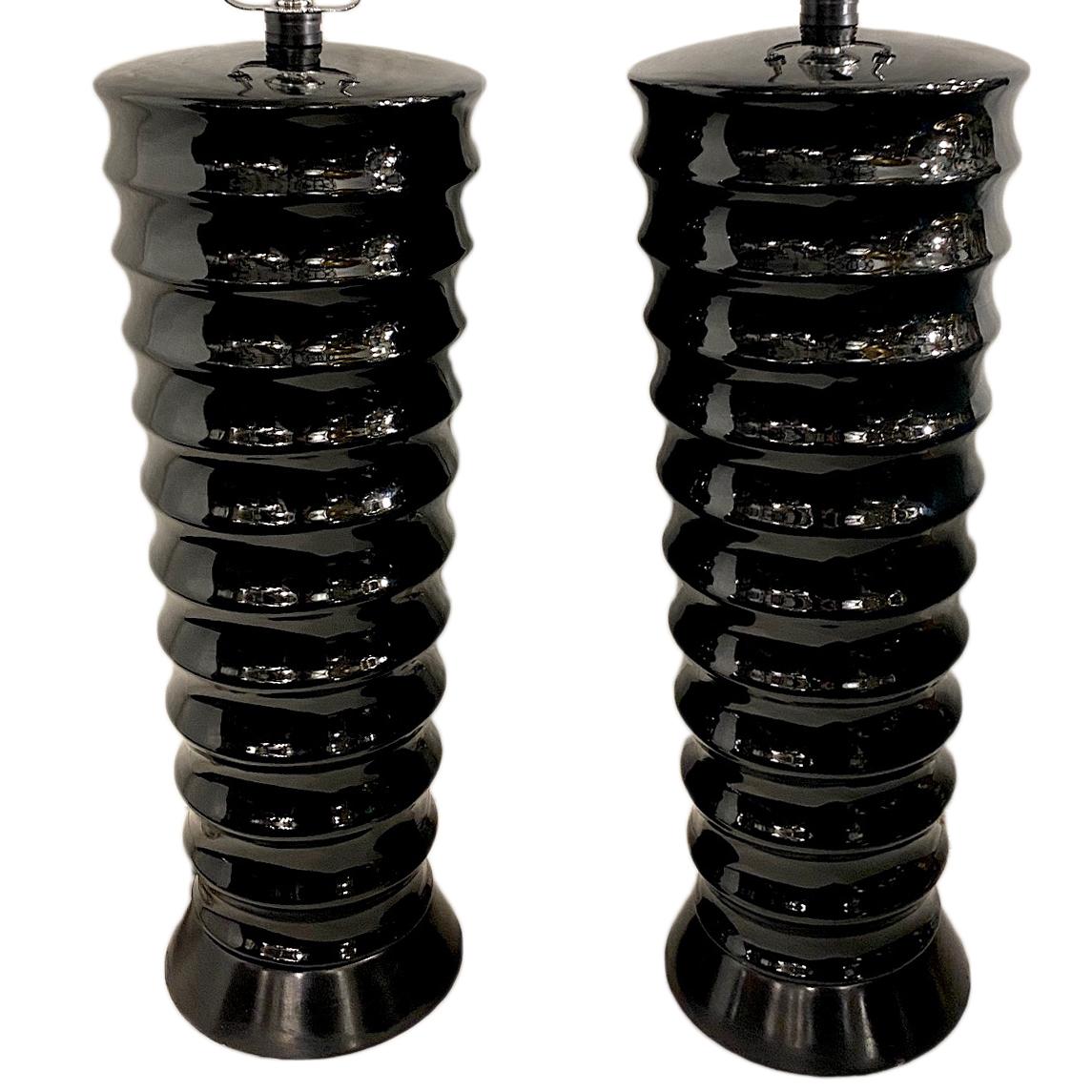 Une paire de lampes de table françaises en porcelaine noire à colonne effilée datant des années 1950.

Mesures :
Hauteur du corps : 21 ?
Diamètre : 7,5 cm.
