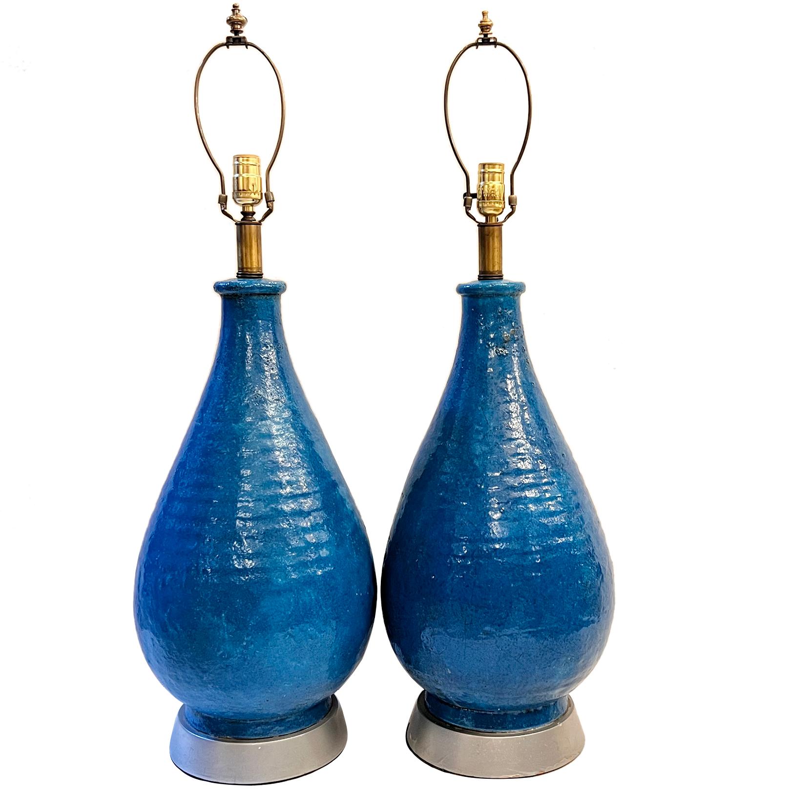 Paire de lampes de table en céramique bleue du milieu du siècle dernier