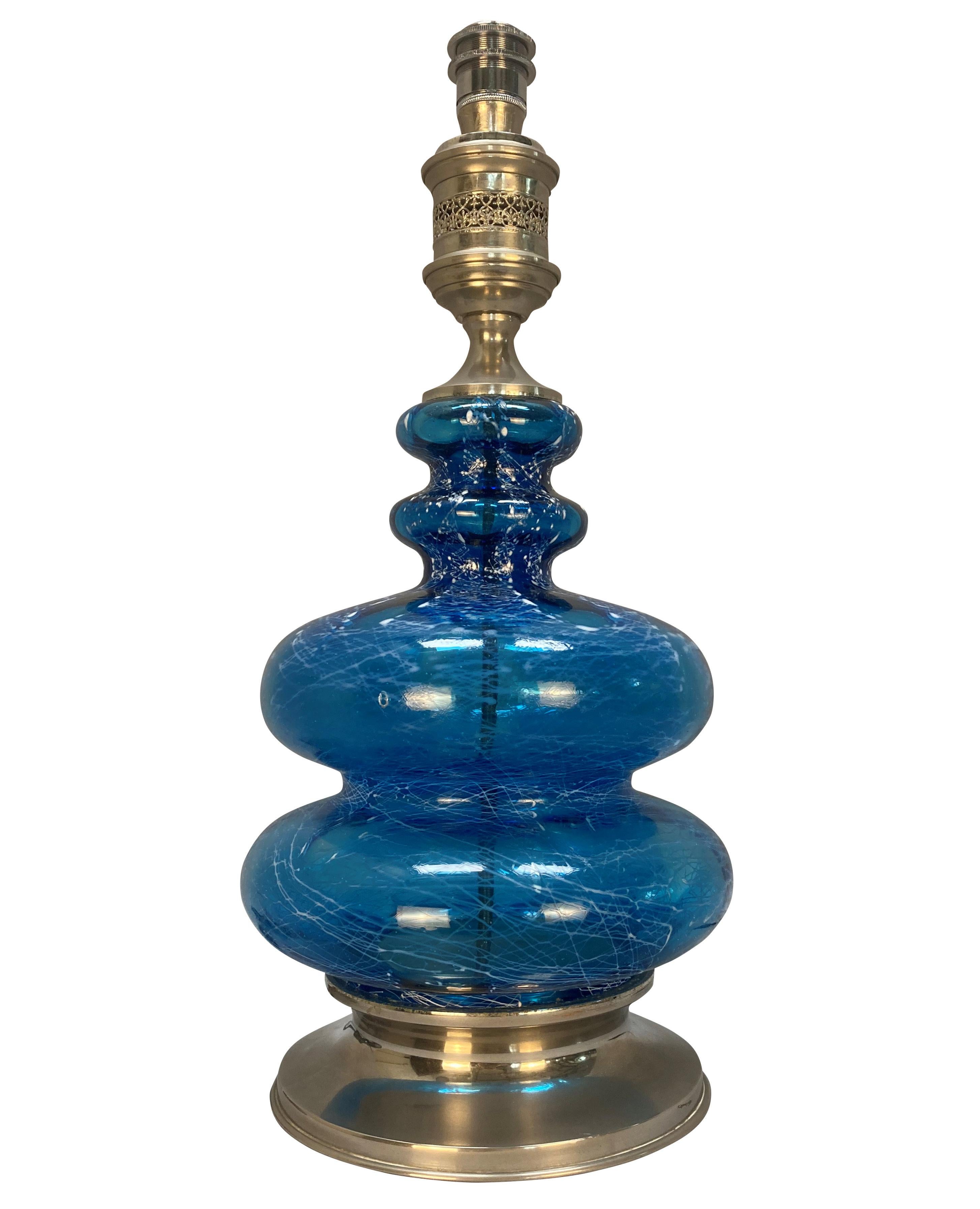 Coppia di lampade da tavolo italiane della metà del secolo scorso in vetro blu soffiato a mano con montature argentate, in stile mediorientale.