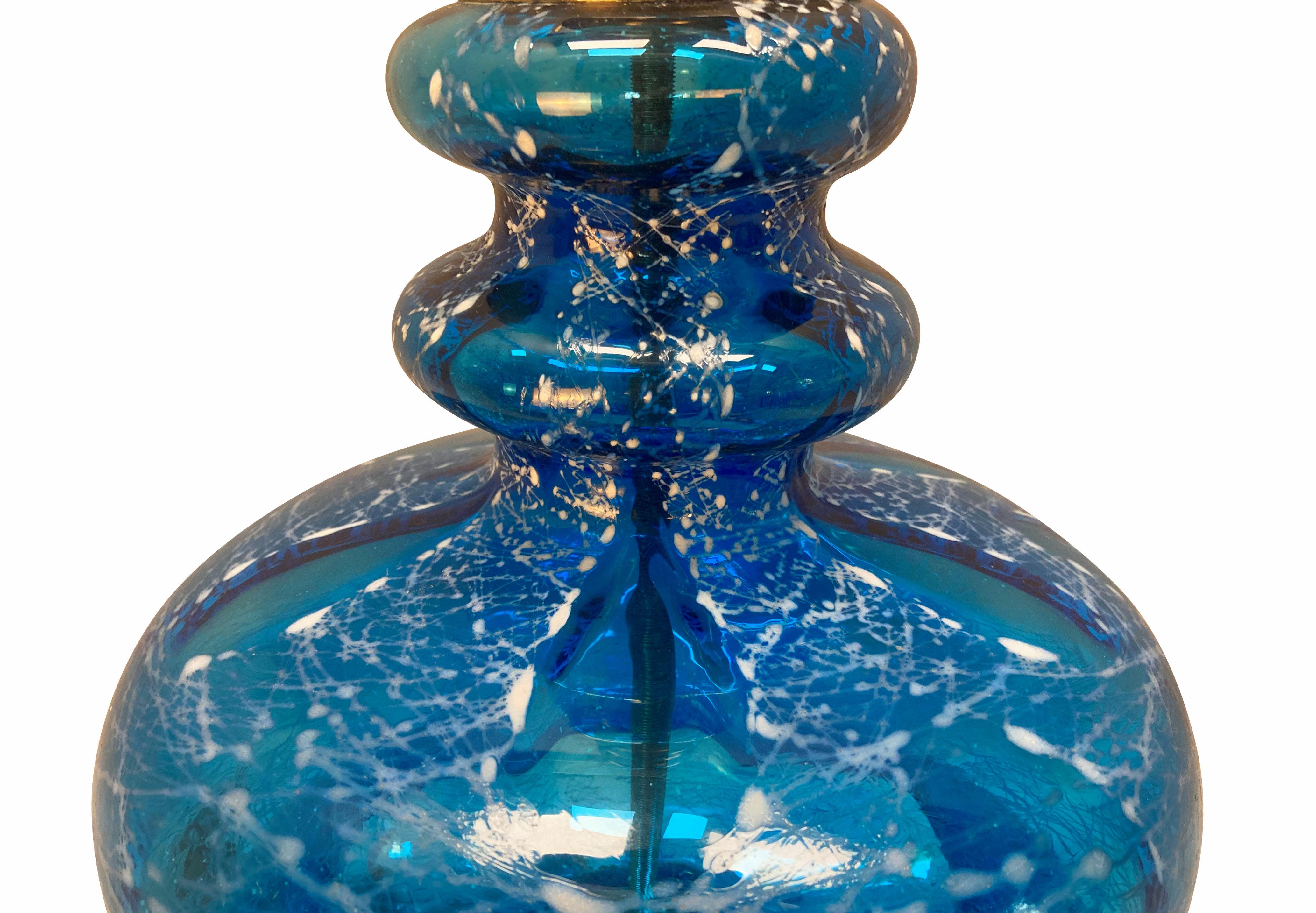 Argentato Coppia di lampade in vetro blu e argento del Medioevo in vendita