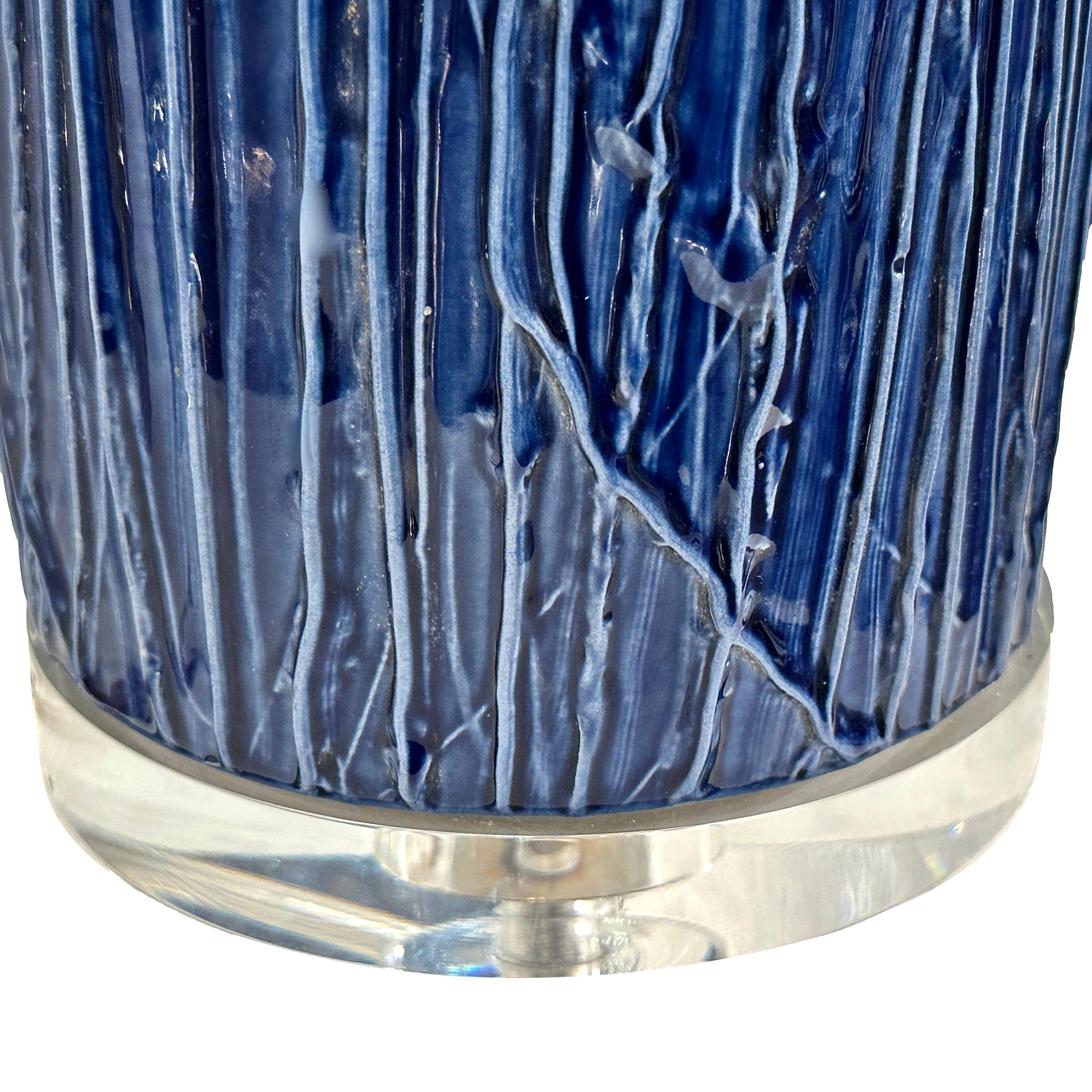 Français Paire de lampes en porcelaine bleue du milieu du siècle dernier en vente
