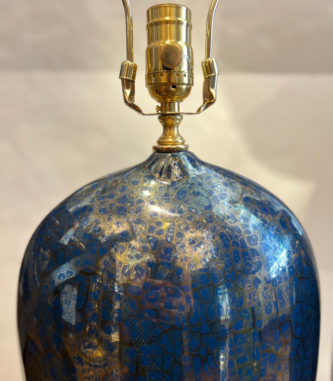 Pareja de lámparas de porcelana azul de mediados de siglo Francés en venta