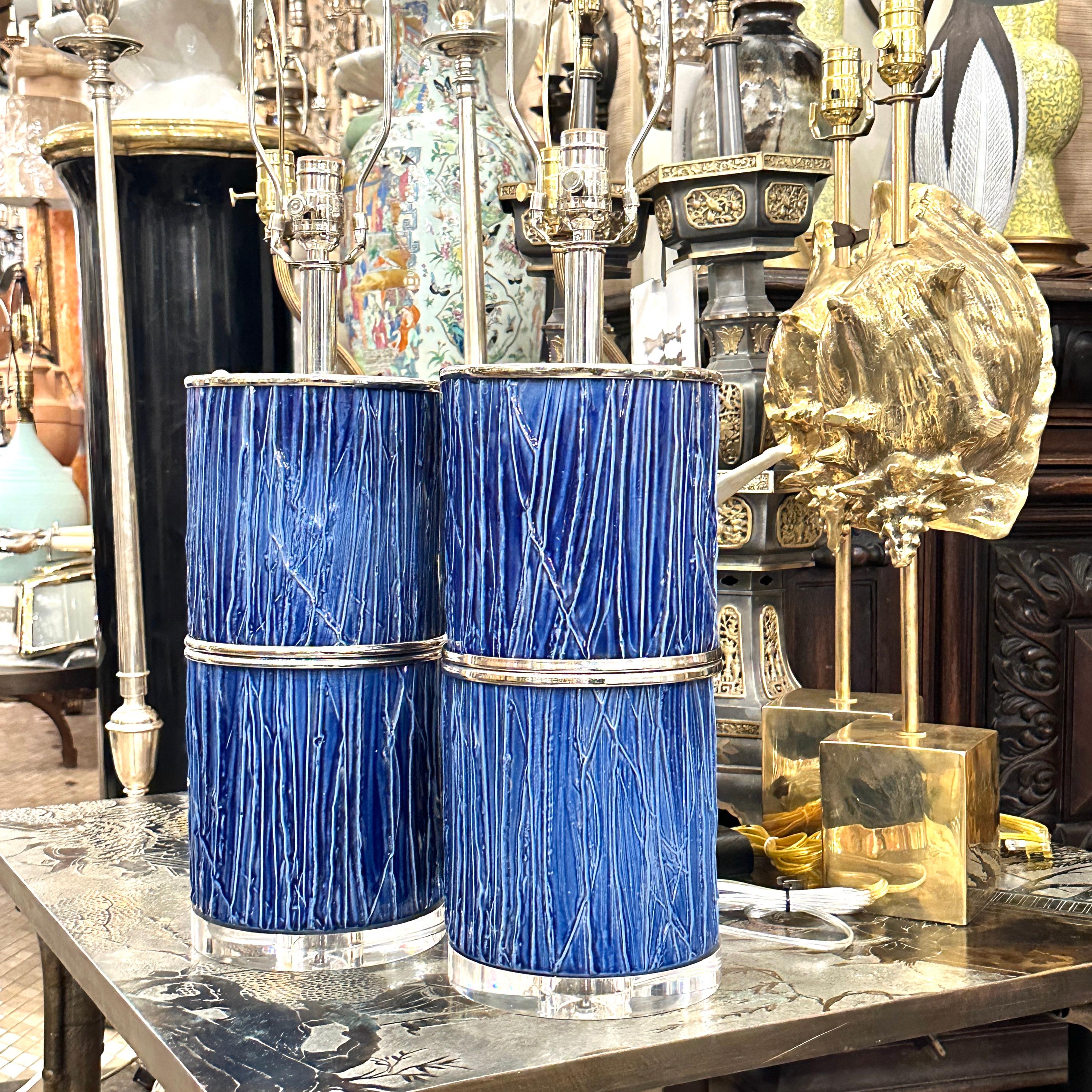 Paire de lampes en porcelaine bleue du milieu du siècle dernier Bon état - En vente à New York, NY