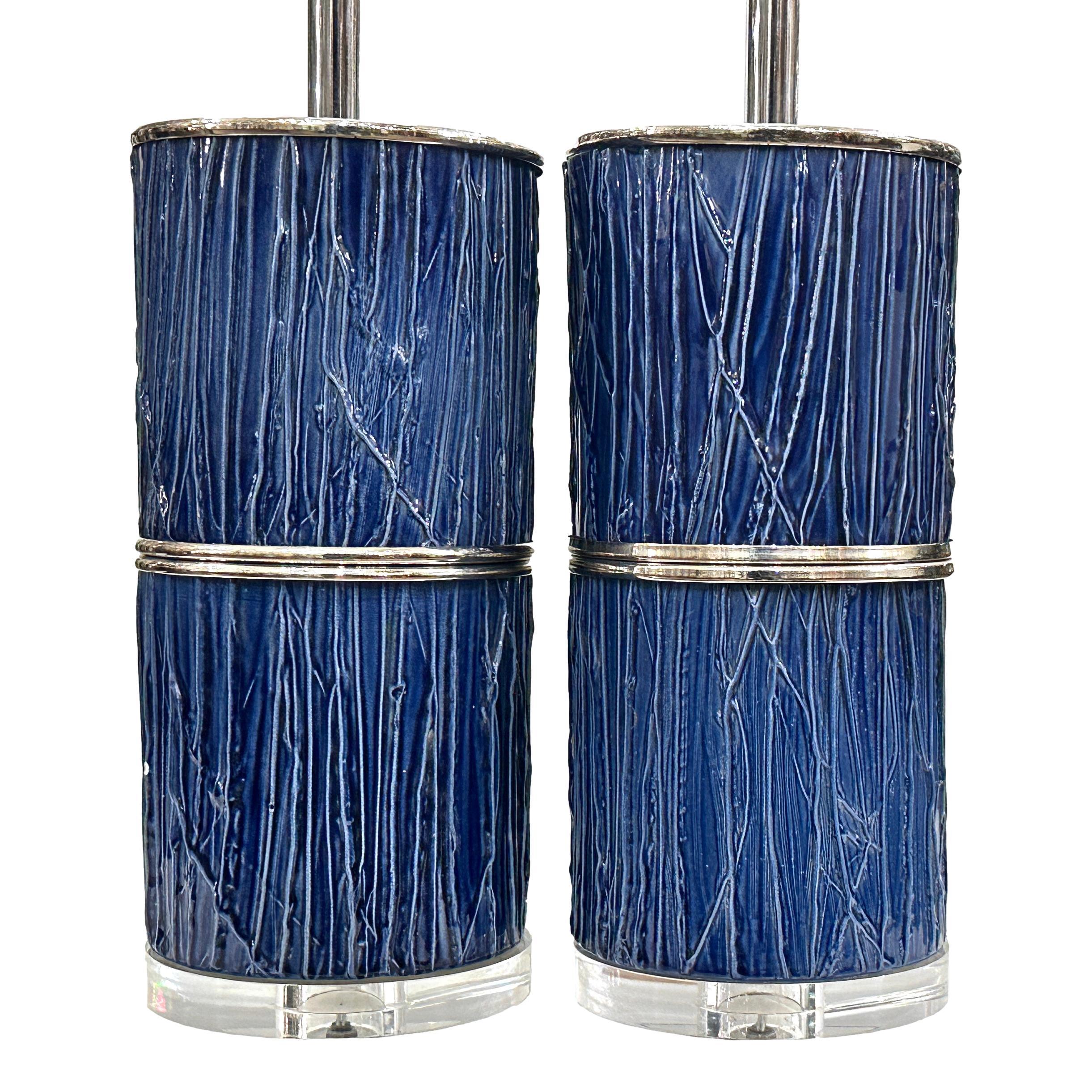 Milieu du XXe siècle Paire de lampes en porcelaine bleue du milieu du siècle dernier en vente