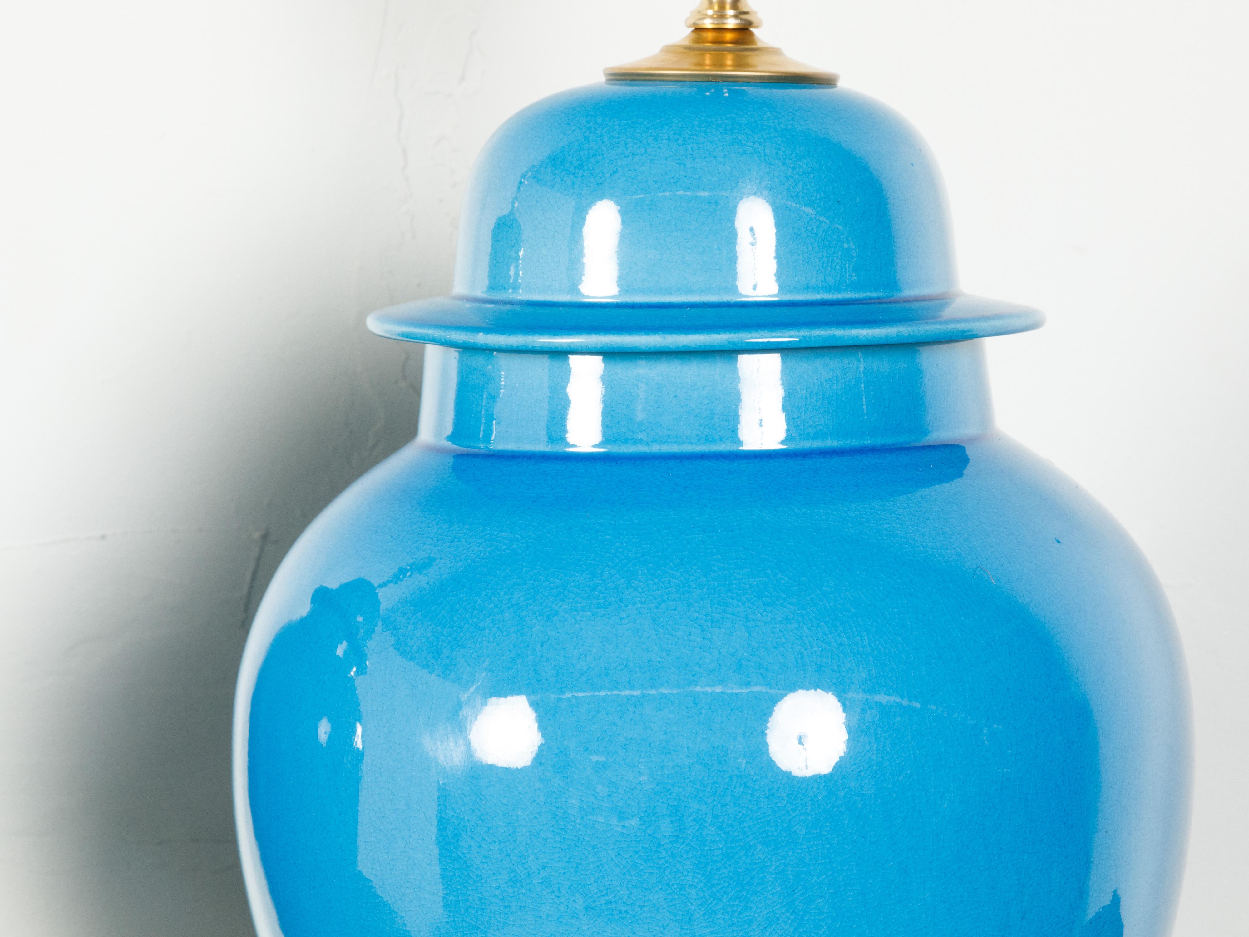 Paire de lampes de table en porcelaine bleue de l'époque médiévale fabriquées à partir de vases sur socles en lucite Bon état - En vente à Atlanta, GA
