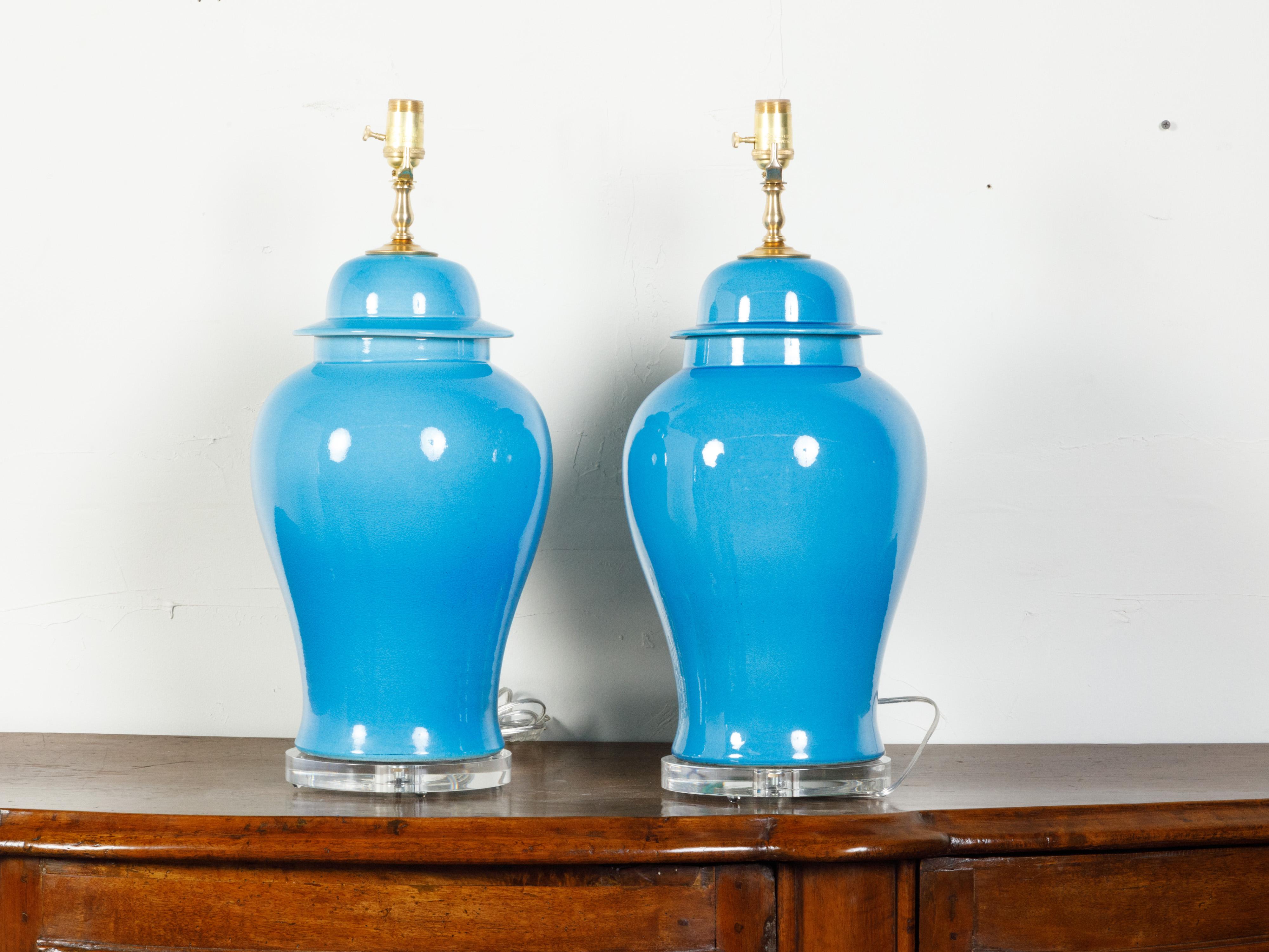 Paire de lampes de bureau en porcelaine bleue faite de vases sur bases en lucite en vente 1