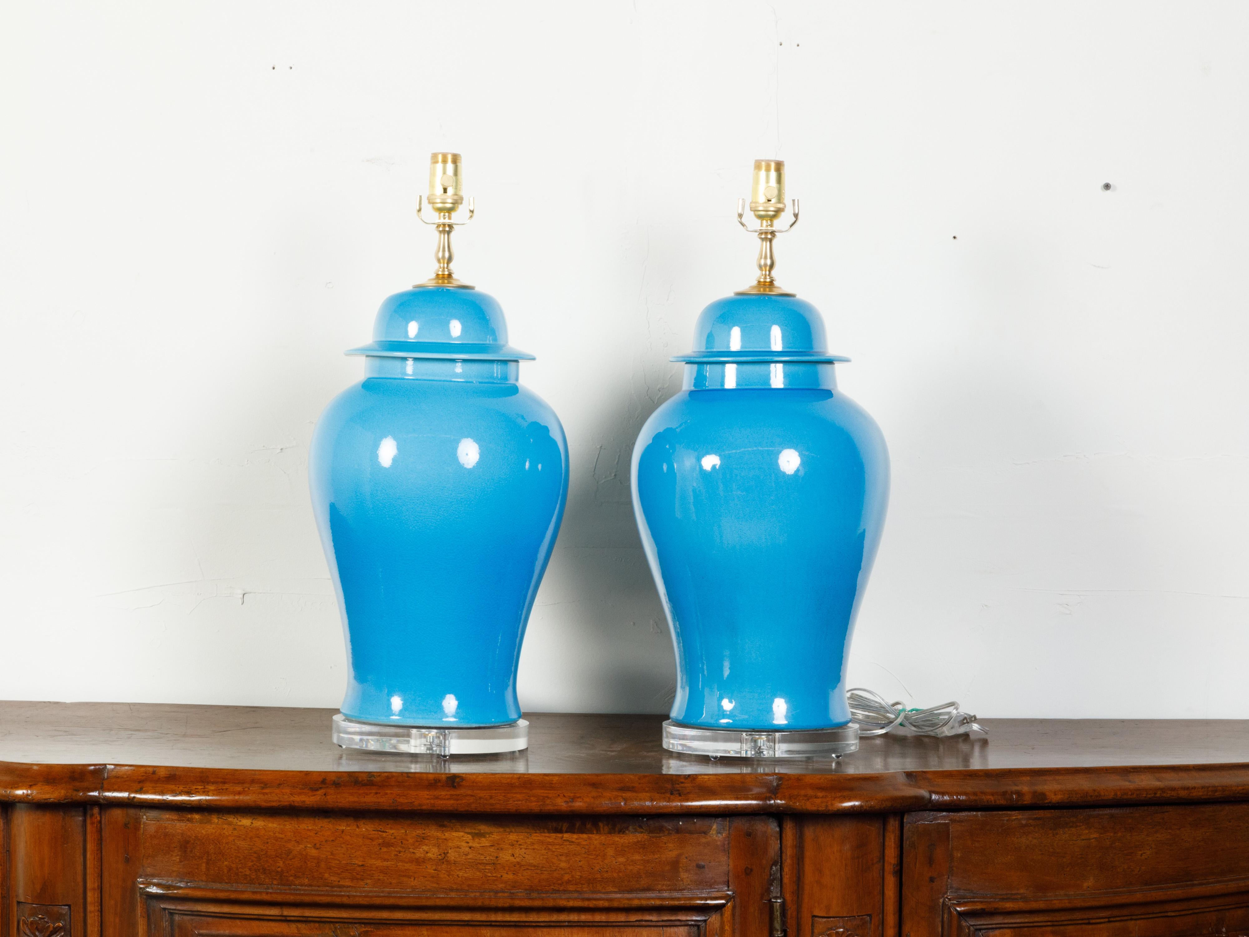 Paire de lampes de table en porcelaine bleue de l'époque médiévale fabriquées à partir de vases sur socles en lucite en vente 3