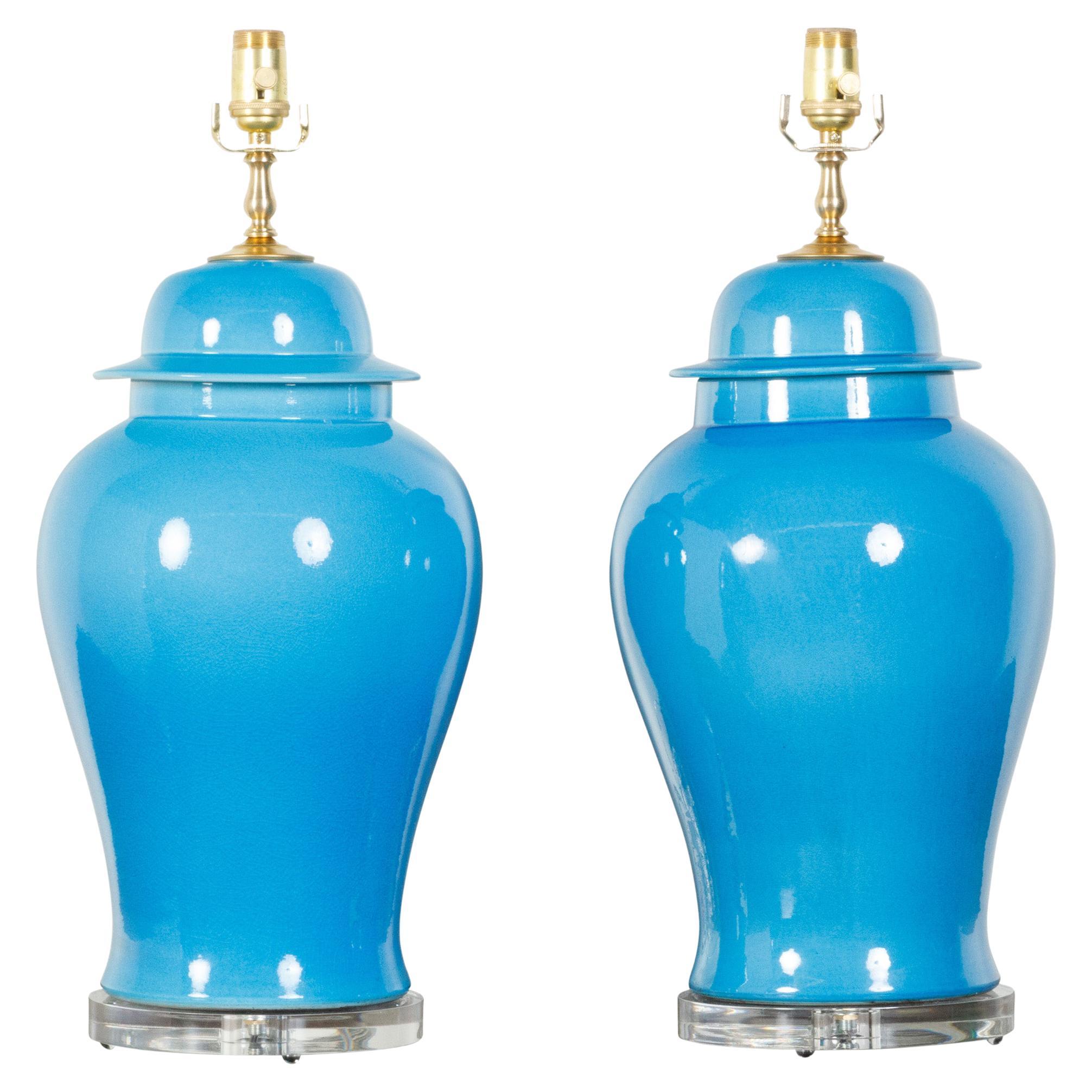 Paire de lampes de table en porcelaine bleue de l'époque médiévale fabriquées à partir de vases sur socles en lucite
