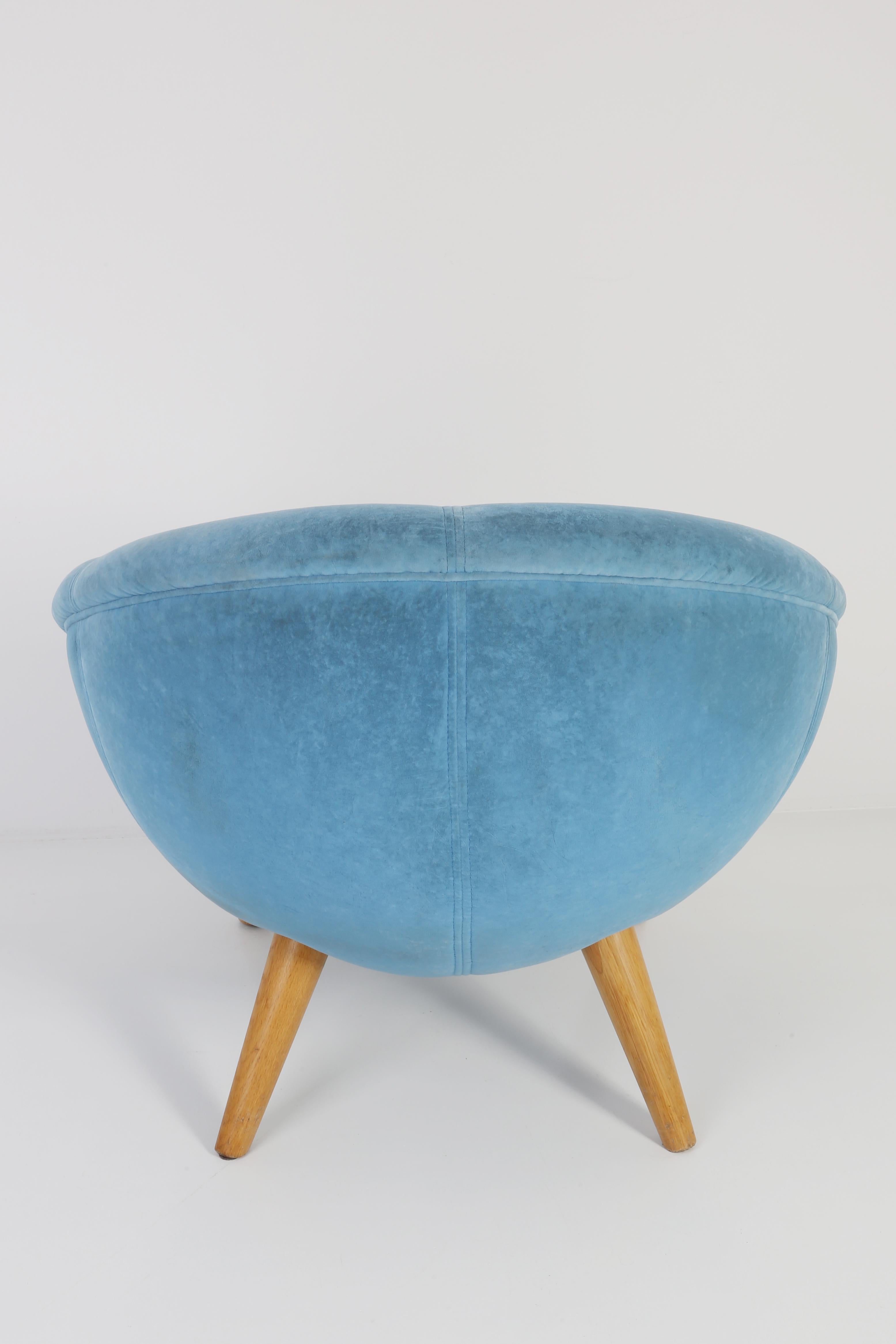 Pair of Midcentury Blue Velvet Circle Club Armchairs, Europe, 1960s 5